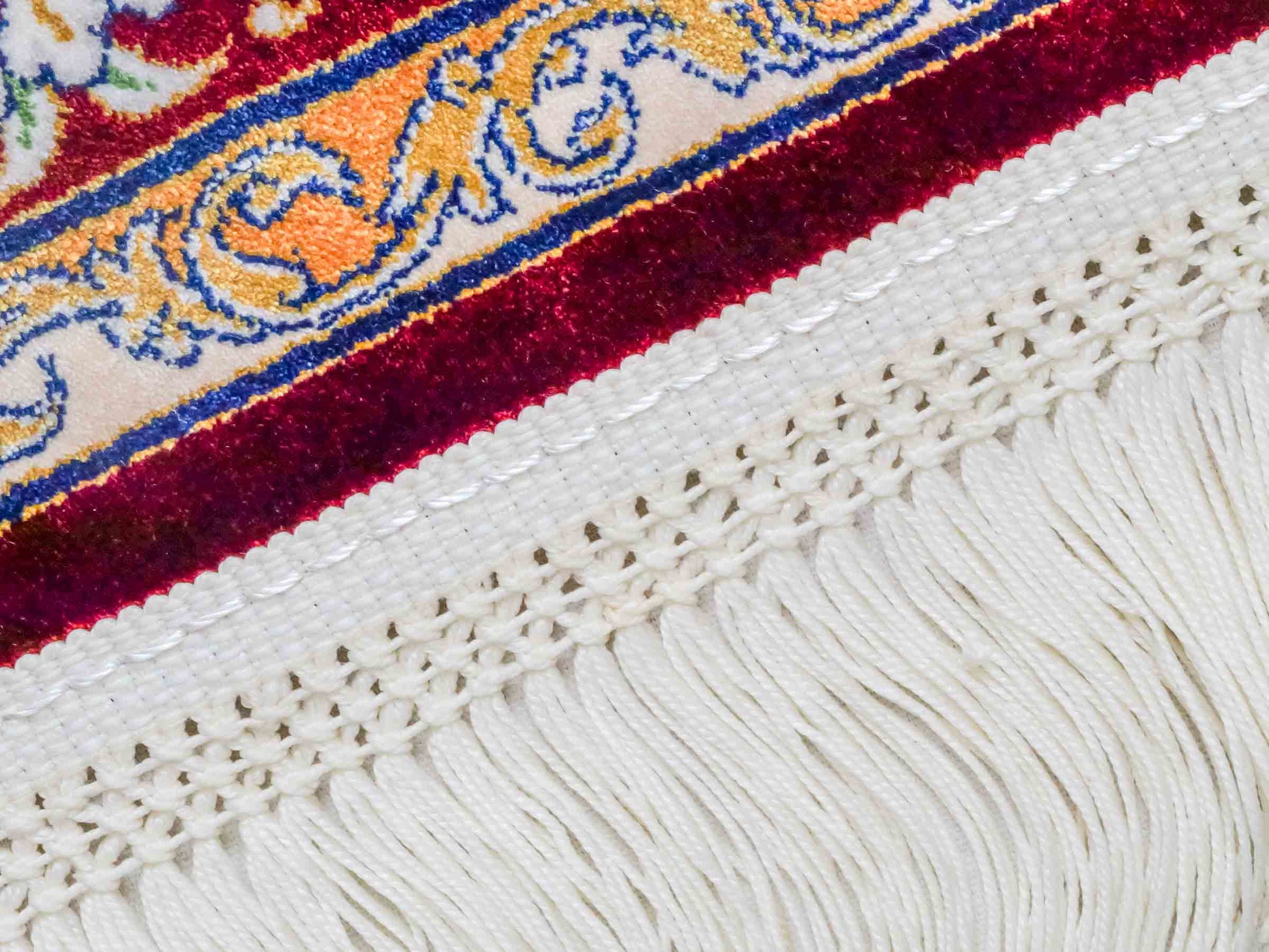 Ghom Maschinenteppich "Behzad" 40 x 40 cm aus pflanzlicher Seide (Viskose) mit Medaillon, Rot. Teppichnummer: V15RD016M. Persian Luxury Collection by Khademi. Made in Iran / Persia – Vertrieb durch JUPITER Intl.
