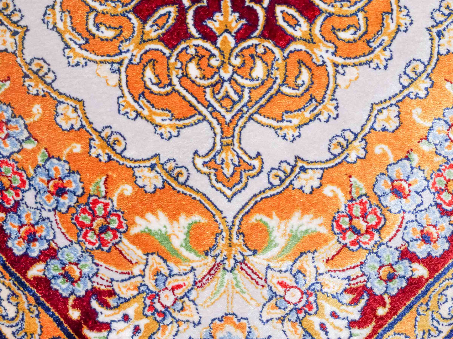 Ghom Maschinenteppich "Behzad" 40 x 40 cm aus pflanzlicher Seide (Viskose) mit Medaillon, Rot. Teppichnummer: V15RD016M. Persian Luxury Collection by Khademi. Made in Iran / Persia – Vertrieb durch JUPITER Intl.