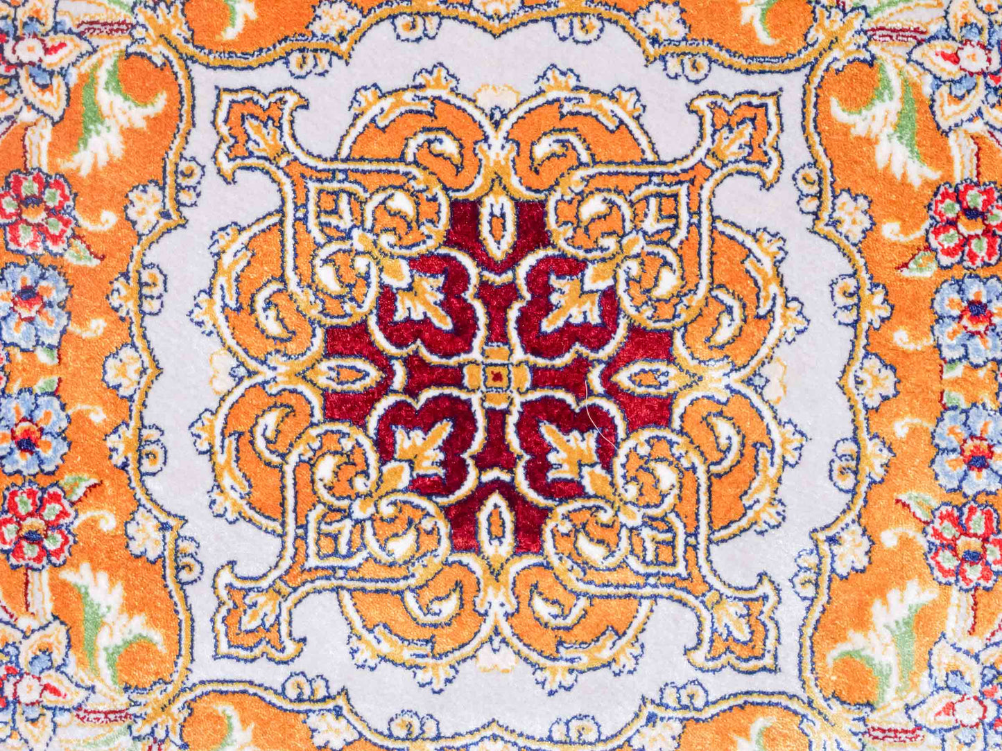 Ghom Maschinenteppich "Behzad" 40 x 40 cm aus pflanzlicher Seide (Viskose) mit Medaillon, Rot. Teppichnummer: V15RD016M. Persian Luxury Collection by Khademi. Made in Iran / Persia – Vertrieb durch JUPITER Intl.