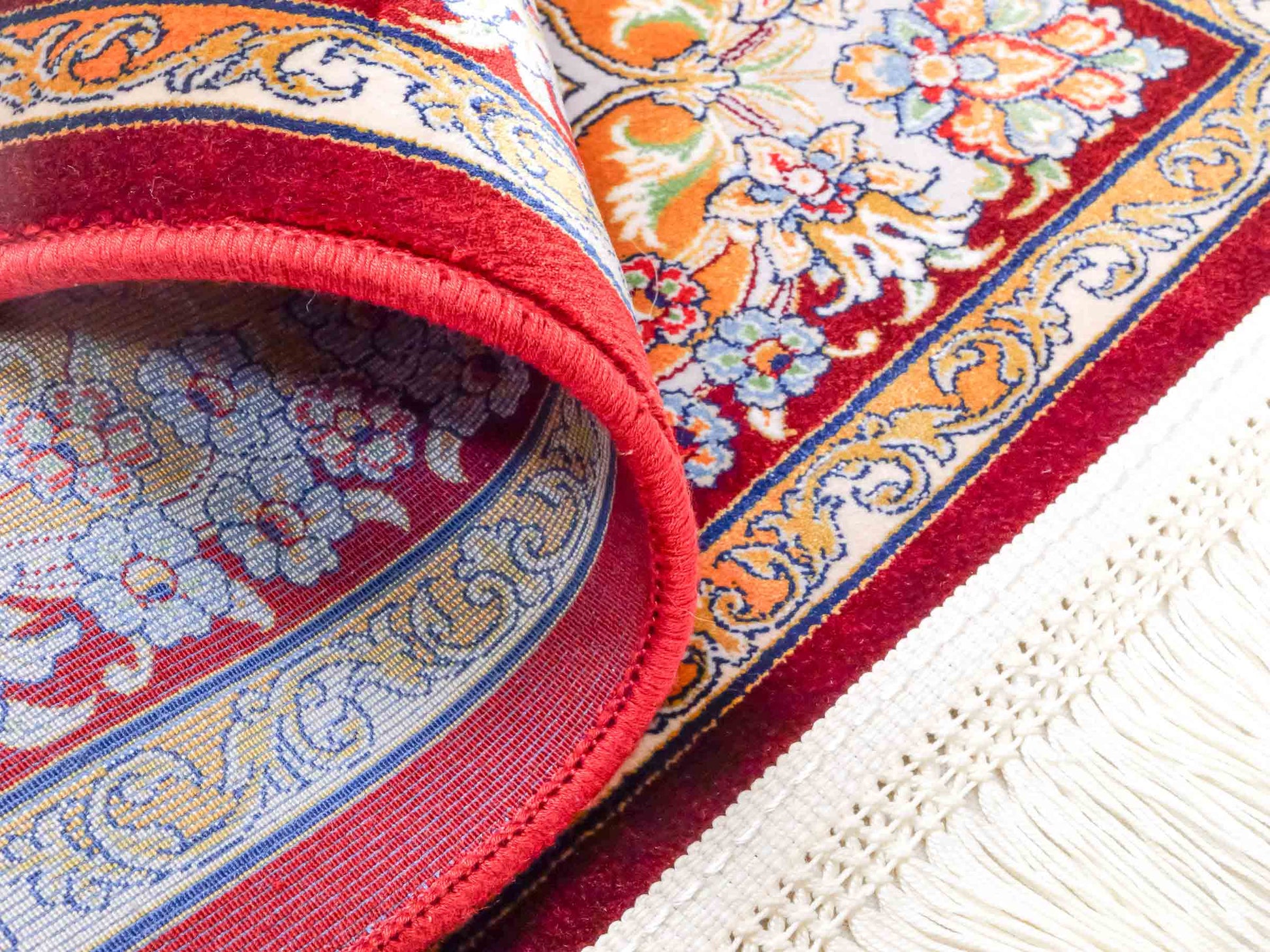Ghom Maschinenteppich "Behzad" 40 x 40 cm aus pflanzlicher Seide (Viskose) mit Medaillon, Rot. Teppichnummer: V15RD016M. Persian Luxury Collection by Khademi. Made in Iran / Persia – Vertrieb durch JUPITER Intl.