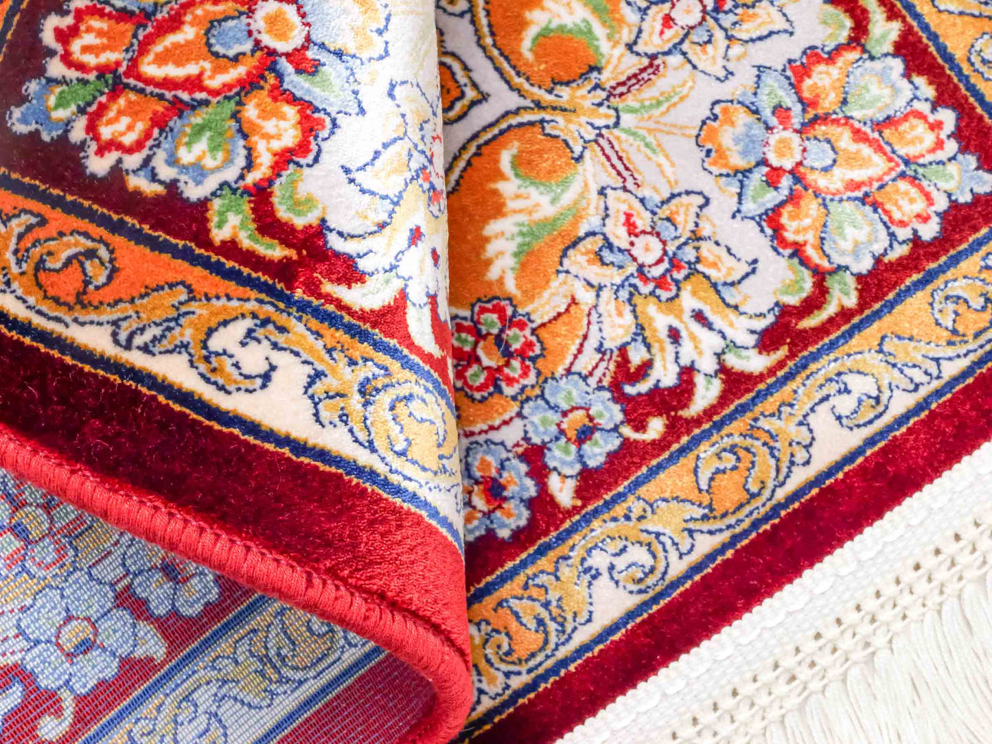 Ghom Maschinenteppich "Behzad" 40 x 40 cm aus pflanzlicher Seide (Viskose) mit Medaillon, Rot. Teppichnummer: V15RD016M. Persian Luxury Collection by Khademi. Made in Iran / Persia – Vertrieb durch JUPITER Intl.