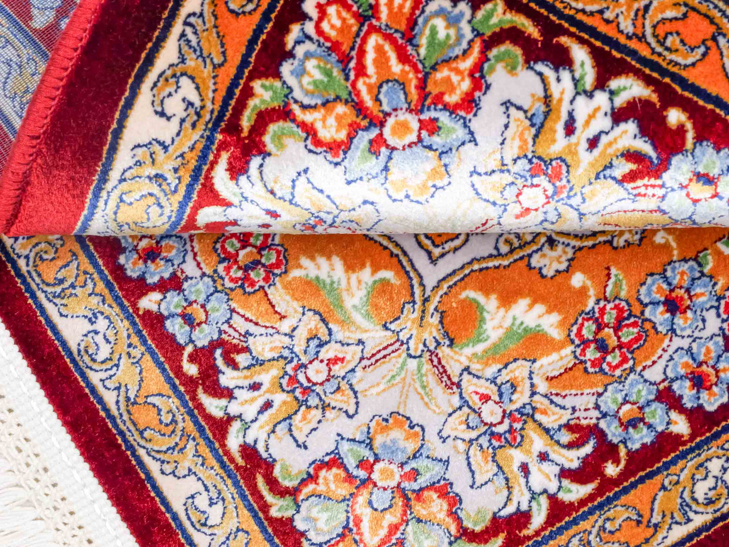 Ghom Maschinenteppich "Behzad" 40 x 40 cm aus pflanzlicher Seide (Viskose) mit Medaillon, Rot. Teppichnummer: V15RD016M. Persian Luxury Collection by Khademi. Made in Iran / Persia – Vertrieb durch JUPITER Intl.