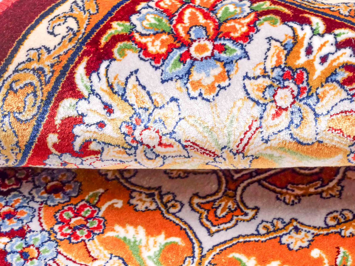 Ghom Maschinenteppich "Behzad" 40 x 40 cm aus pflanzlicher Seide (Viskose) mit Medaillon, Rot. Teppichnummer: V15RD016M. Persian Luxury Collection by Khademi. Made in Iran / Persia – Vertrieb durch JUPITER Intl.