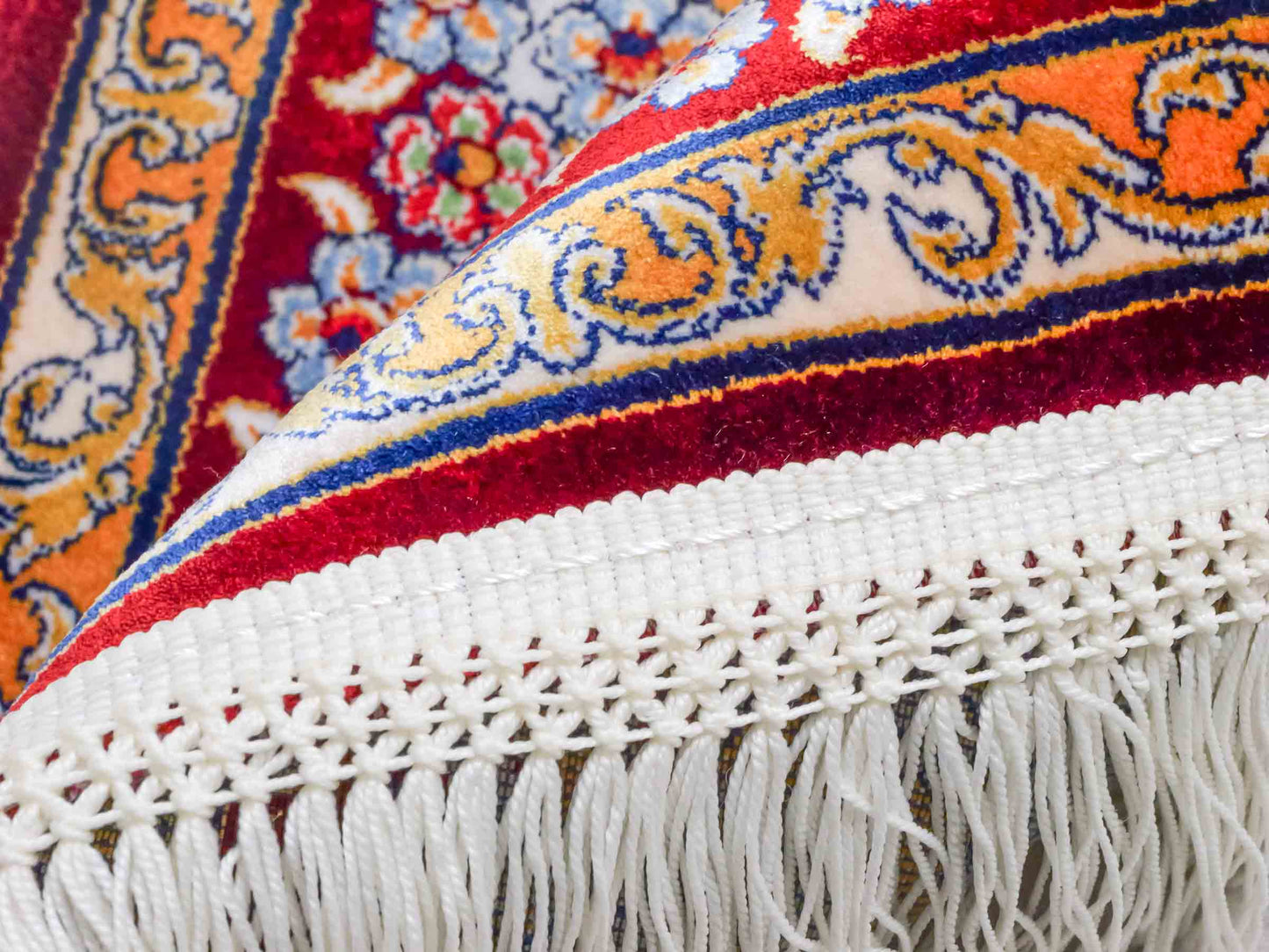 Ghom Maschinenteppich "Behzad" 40 x 40 cm aus pflanzlicher Seide (Viskose) mit Medaillon, Rot. Teppichnummer: V15RD016M. Persian Luxury Collection by Khademi. Made in Iran / Persia – Vertrieb durch JUPITER Intl.