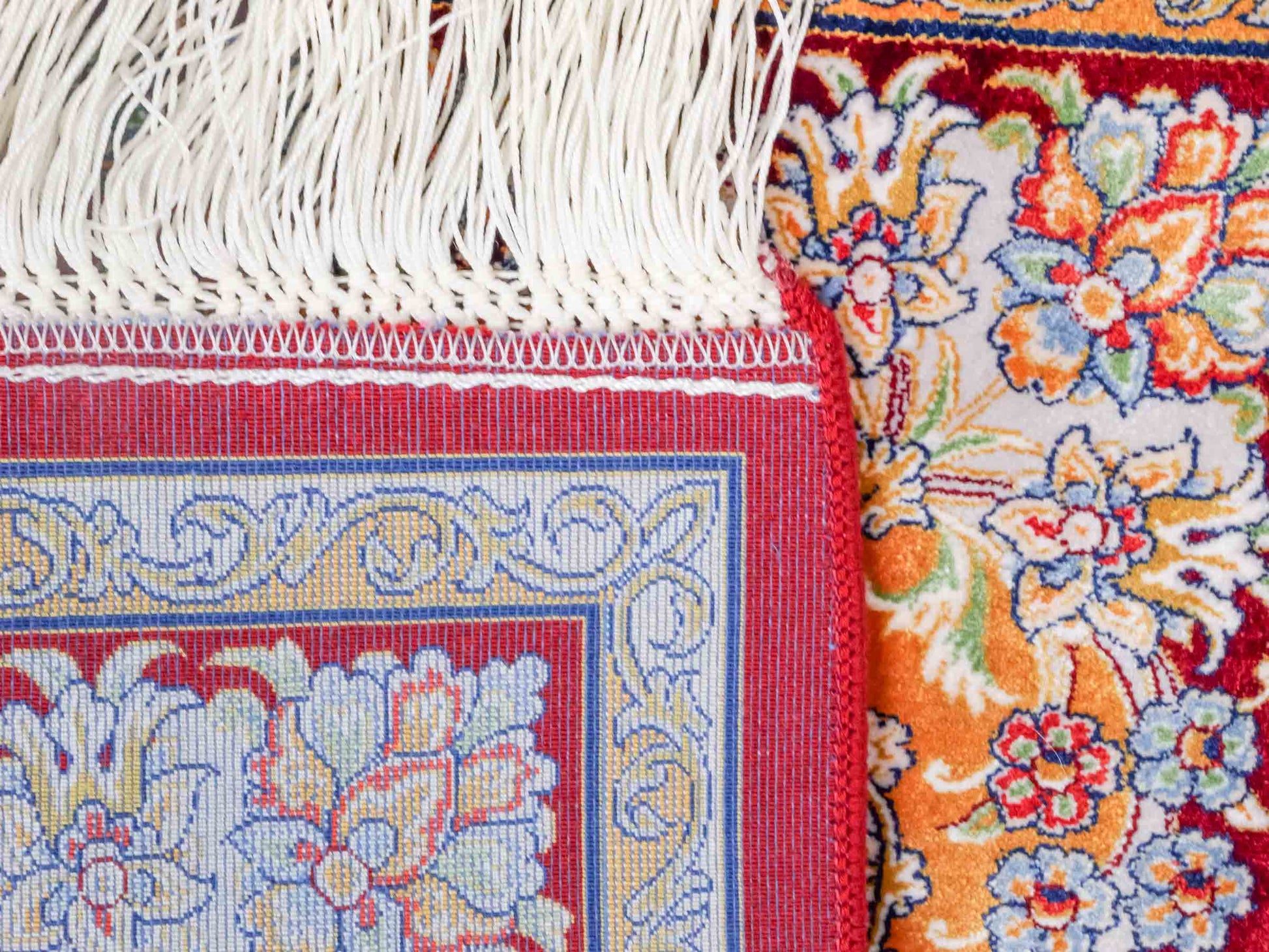 Ghom Maschinenteppich "Behzad" 40 x 40 cm aus pflanzlicher Seide (Viskose) mit Medaillon, Rot. Teppichnummer: V15RD016M. Persian Luxury Collection by Khademi. Made in Iran / Persia – Vertrieb durch JUPITER Intl.