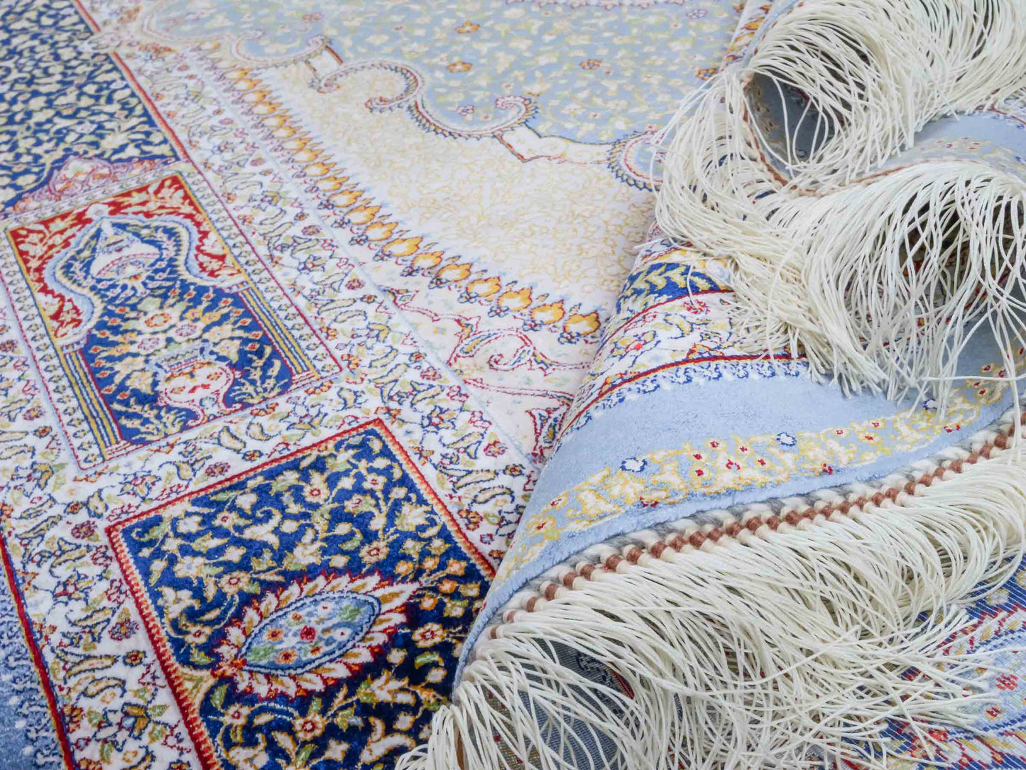 Ghom Maschinenteppich "Bijan" 150 x 100 cm aus pflanzlicher Seide (Viskose) mit Medaillon, Hellblau / Blau. Teppichnummer: V16BN150H. Persian Luxury Collection by Khademi. Made in Iran / Persia – Vertrieb durch JUPITER Intl.