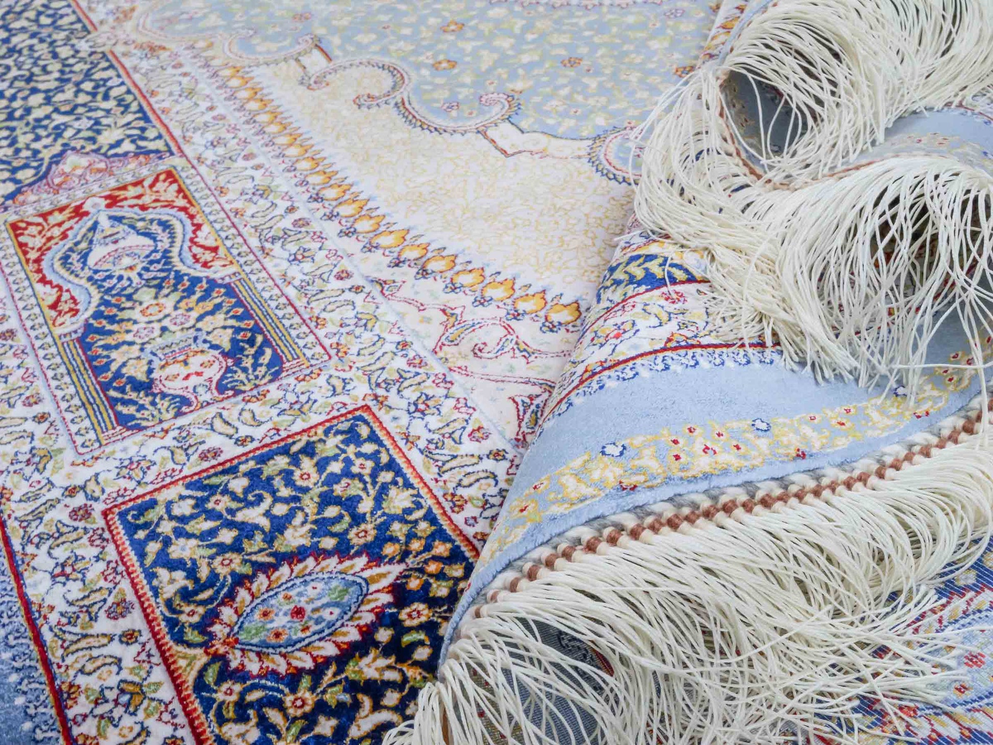 Ghom Maschinenteppich "Bijan" 150 x 100 cm aus pflanzlicher Seide (Viskose) mit Medaillon, Hellblau / Blau. Teppichnummer: V16BN150H. Persian Luxury Collection by Khademi. Made in Iran / Persia – Vertrieb durch JUPITER Intl.