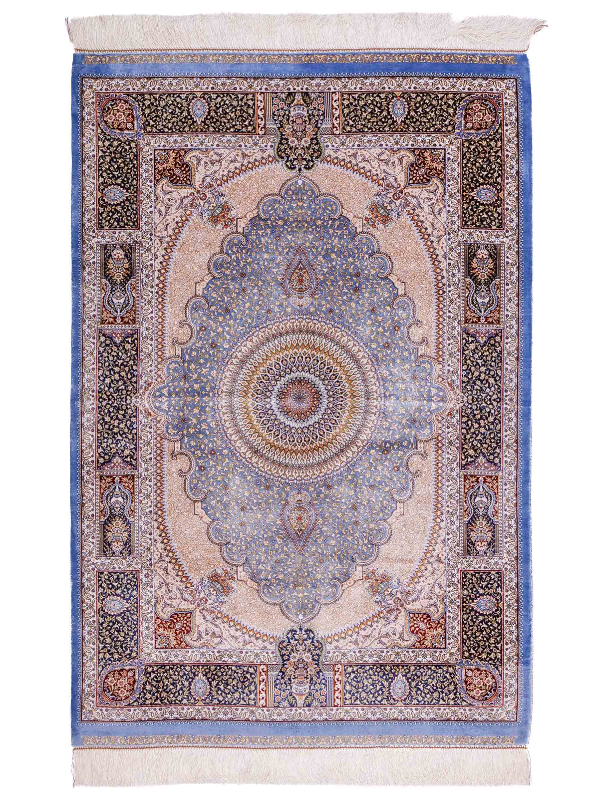 Ghom Maschinenteppich "Bijan" 150 x 100 cm aus pflanzlicher Seide (Viskose) mit Medaillon, Hellblau / Blau. Teppichnummer: V16BN150H. Persian Luxury Collection by Khademi. Made in Iran / Persia – Vertrieb durch JUPITER Intl.