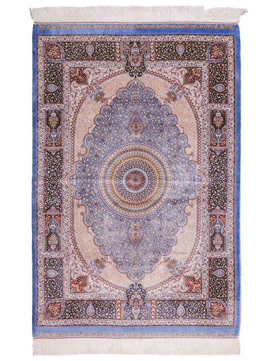 Ghom Maschinenteppich "Bijan" 150 x 100 cm aus pflanzlicher Seide (Viskose) mit Medaillon, Hellblau / Blau. Teppichnummer: V16BN150H. Persian Luxury Collection by Khademi. Made in Iran / Persia – Vertrieb durch JUPITER Intl.