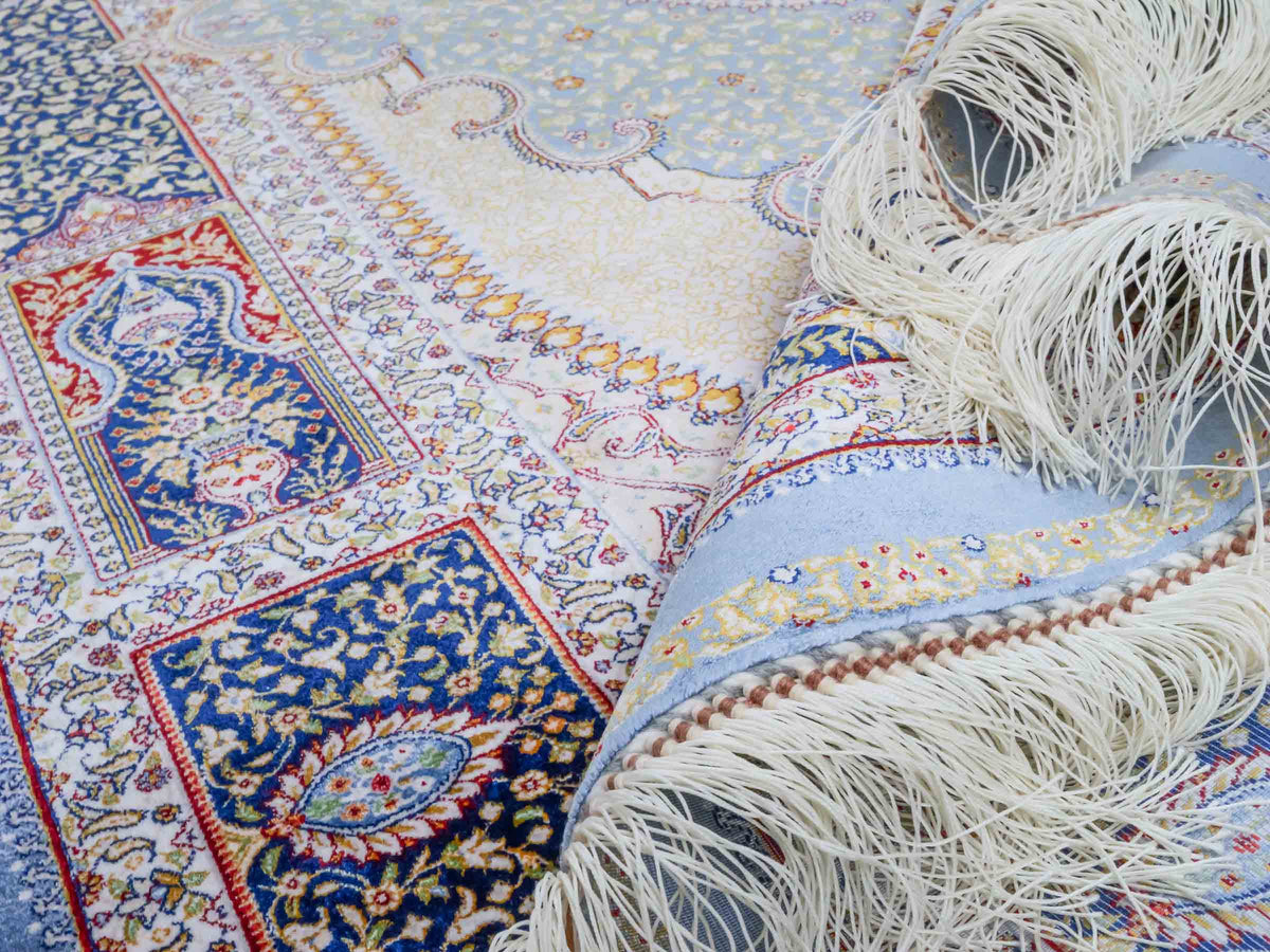 Ghom Maschinenteppich "Bijan" 150 x 100 cm aus pflanzlicher Seide (Viskose) mit Medaillon, Hellblau / Blau. Teppichnummer: V16BN150H. Persian Luxury Collection by Khademi. Made in Iran / Persia – Vertrieb durch JUPITER Intl.
