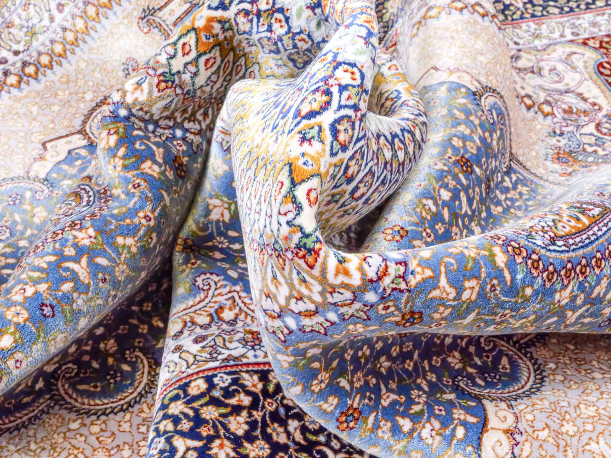 Ghom Maschinenteppich "Bijan" 150 x 100 cm aus pflanzlicher Seide (Viskose) mit Medaillon, Hellblau / Blau. Teppichnummer: V16BN150H. Persian Luxury Collection by Khademi. Made in Iran / Persia – Vertrieb durch JUPITER Intl.