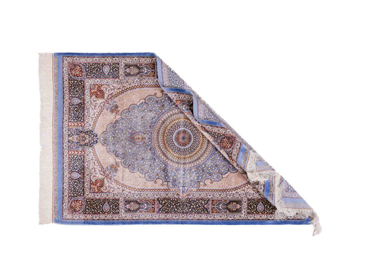 Ghom Maschinenteppich "Bijan" 150 x 100 cm aus pflanzlicher Seide (Viskose) mit Medaillon, Hellblau / Blau. Teppichnummer: V16BN150H. Persian Luxury Collection by Khademi. Made in Iran / Persia – Vertrieb durch JUPITER Intl.