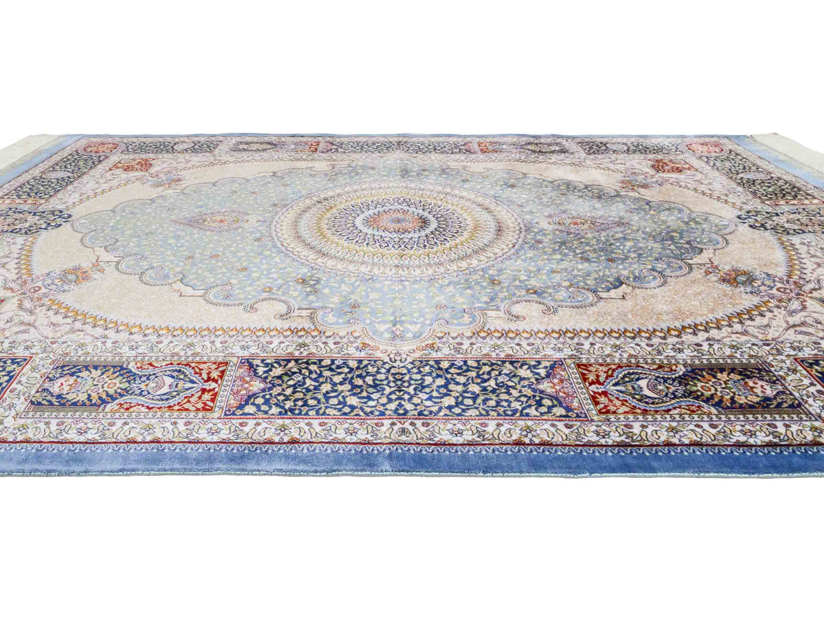Ghom Maschinenteppich "Bijan" 150 x 100 cm aus pflanzlicher Seide (Viskose) mit Medaillon, Hellblau / Blau. Teppichnummer: V16BN150H. Persian Luxury Collection by Khademi. Made in Iran / Persia – Vertrieb durch JUPITER Intl.