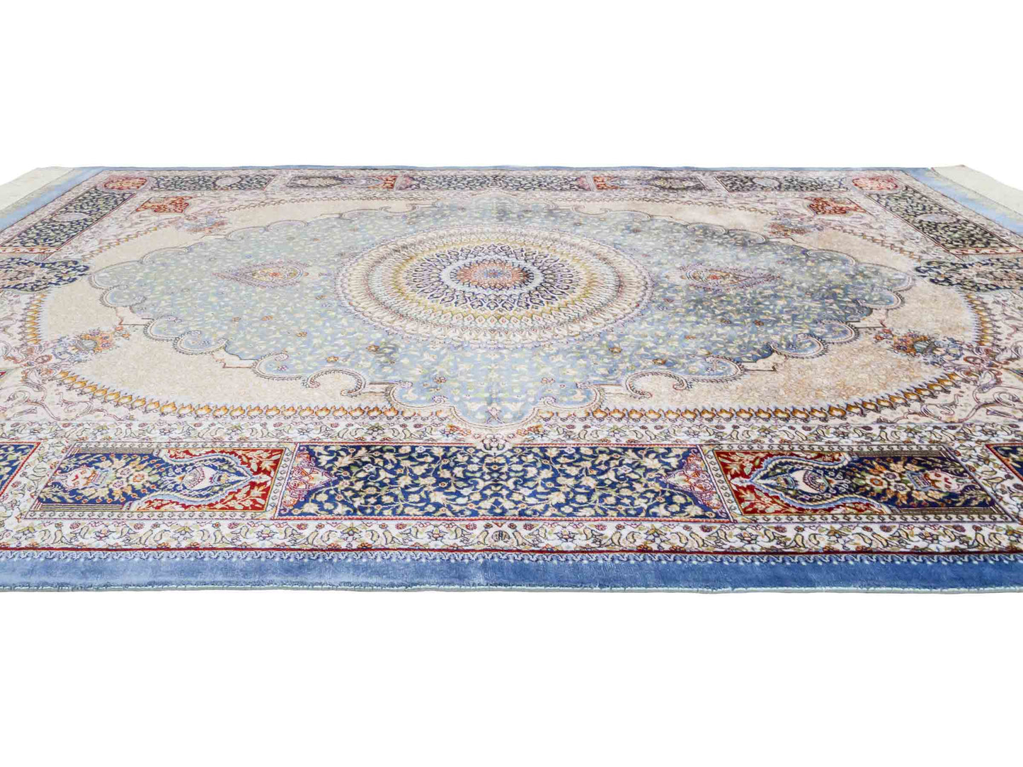Ghom Maschinenteppich "Bijan" 150 x 100 cm aus pflanzlicher Seide (Viskose) mit Medaillon, Hellblau / Blau. Teppichnummer: V16BN150H. Persian Luxury Collection by Khademi. Made in Iran / Persia – Vertrieb durch JUPITER Intl.
