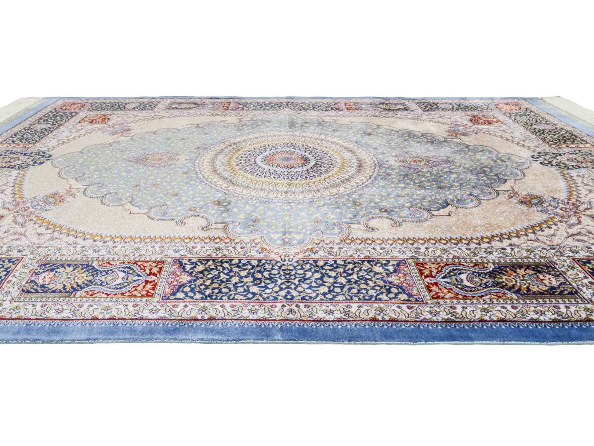 Ghom Maschinenteppich "Bijan" 150 x 100 cm aus pflanzlicher Seide (Viskose) mit Medaillon, Hellblau / Blau. Teppichnummer: V16BN150H. Persian Luxury Collection by Khademi. Made in Iran / Persia – Vertrieb durch JUPITER Intl.