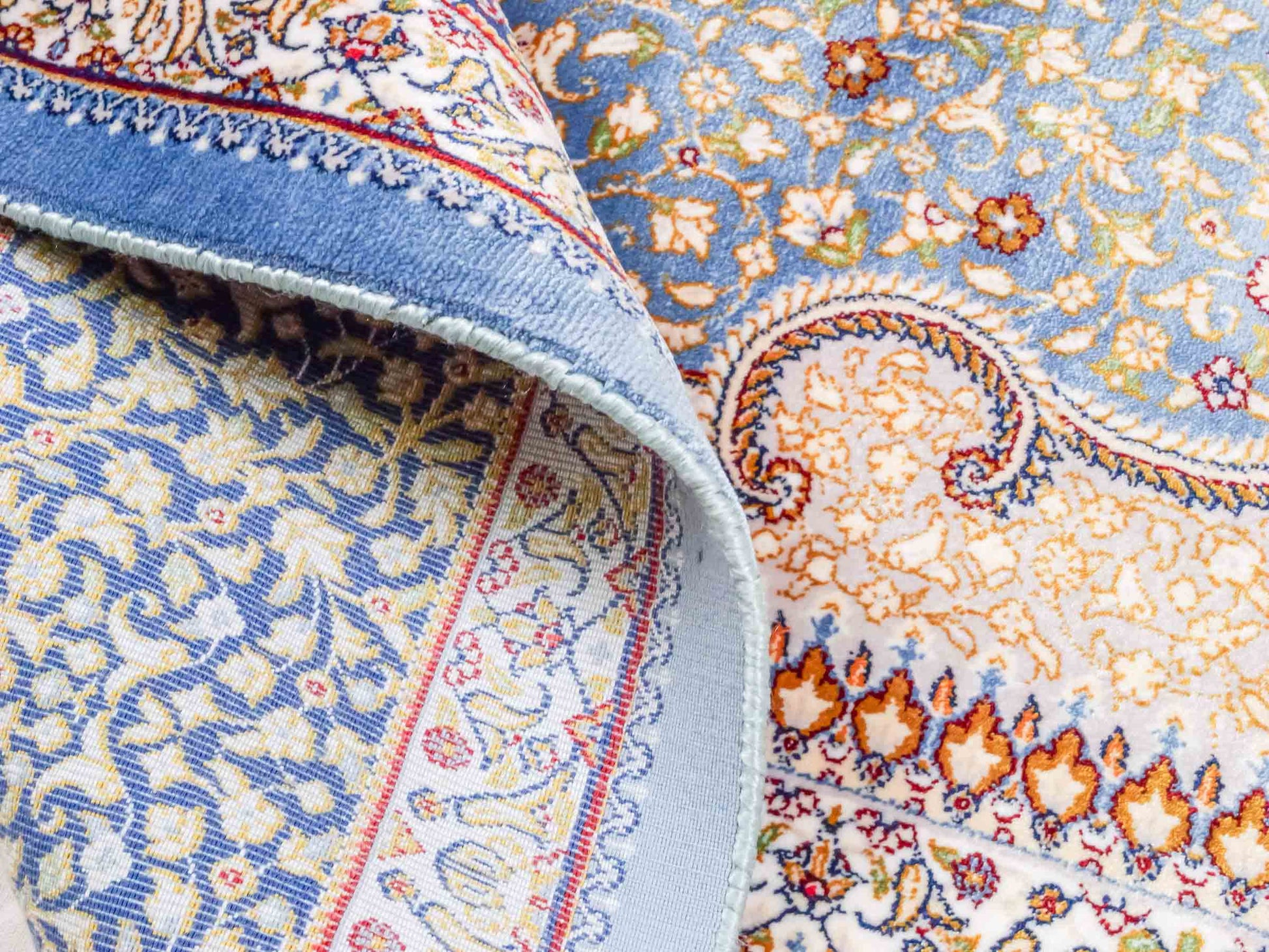 Ghom Maschinenteppich "Bijan" 150 x 100 cm aus pflanzlicher Seide (Viskose) mit Medaillon, Hellblau / Blau. Teppichnummer: V16BN150H. Persian Luxury Collection by Khademi. Made in Iran / Persia – Vertrieb durch JUPITER Intl.