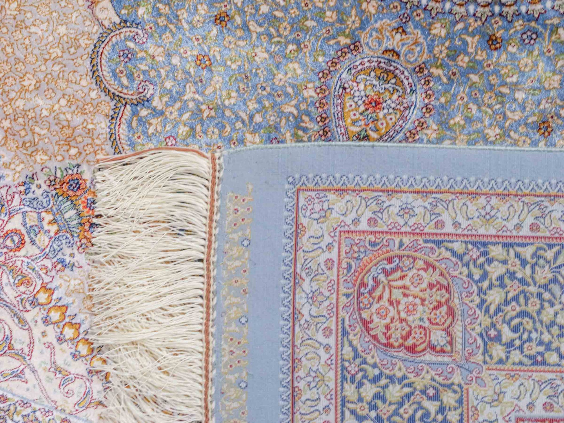 Ghom Maschinenteppich "Bijan" 150 x 100 cm aus pflanzlicher Seide (Viskose) mit Medaillon, Hellblau / Blau. Teppichnummer: V16BN150H. Persian Luxury Collection by Khademi. Made in Iran / Persia – Vertrieb durch JUPITER Intl.