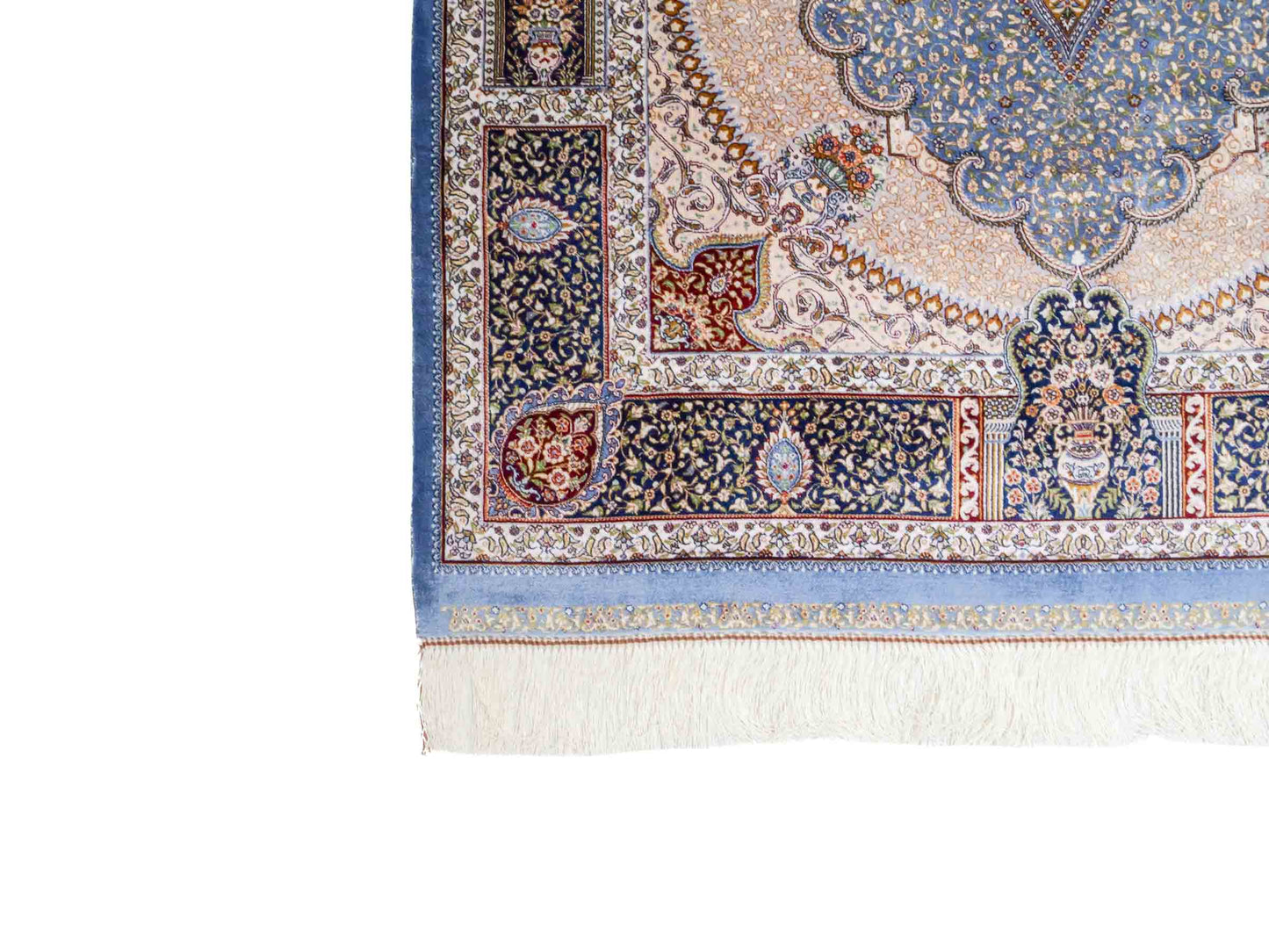 Ghom Maschinenteppich "Bijan" 150 x 100 cm aus pflanzlicher Seide (Viskose) mit Medaillon, Hellblau / Blau. Teppichnummer: V16BN150H. Persian Luxury Collection by Khademi. Made in Iran / Persia – Vertrieb durch JUPITER Intl.