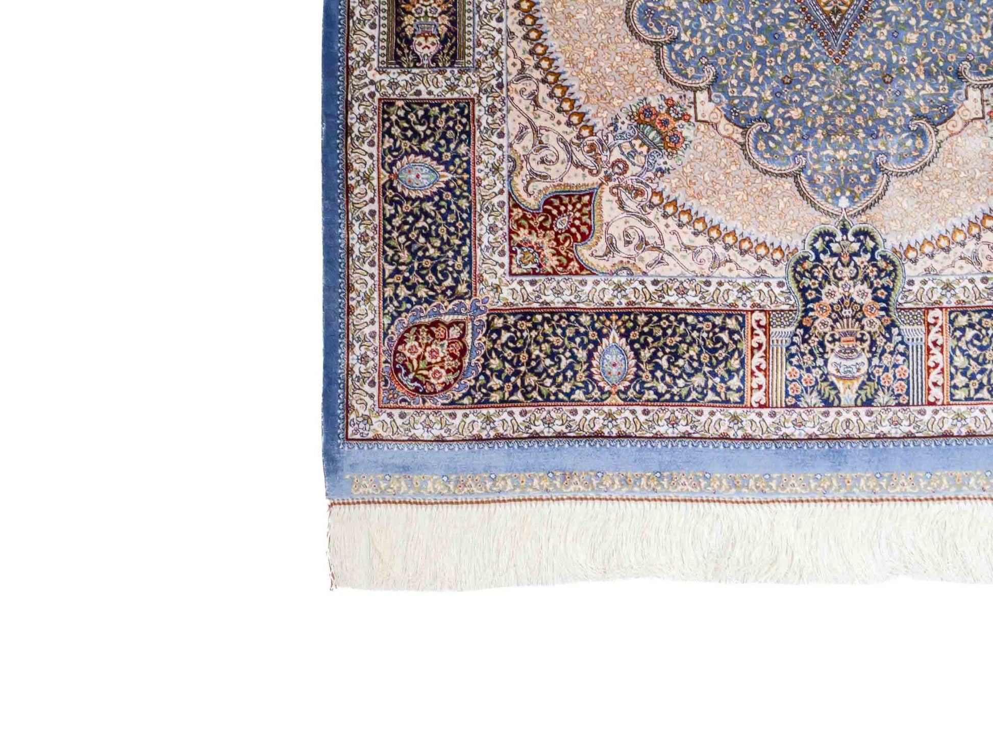 Ghom Maschinenteppich "Bijan" 150 x 100 cm aus pflanzlicher Seide (Viskose) mit Medaillon, Hellblau / Blau. Teppichnummer: V16BN150H. Persian Luxury Collection by Khademi. Made in Iran / Persia – Vertrieb durch JUPITER Intl.