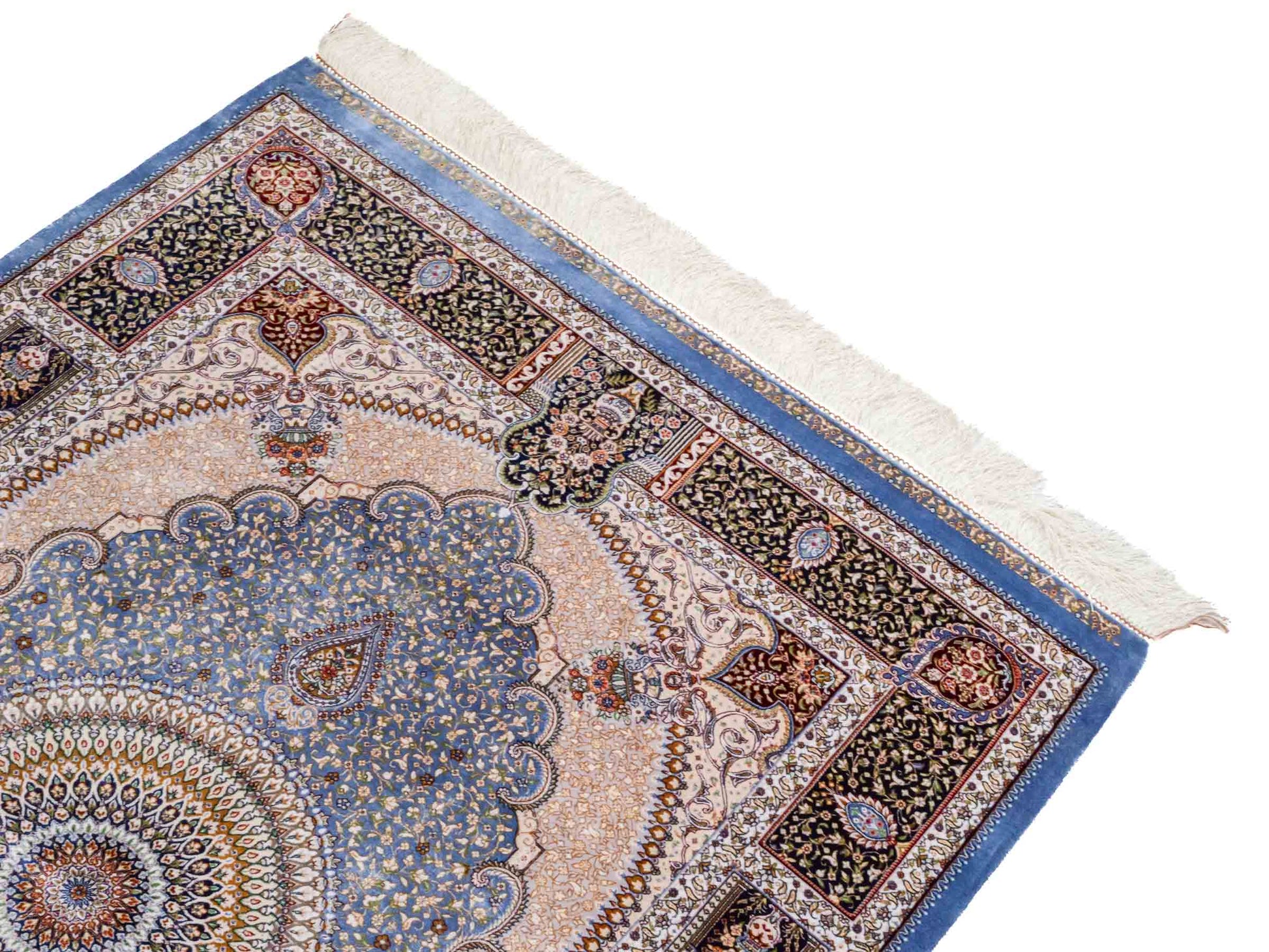 Ghom Maschinenteppich "Bijan" 150 x 100 cm aus pflanzlicher Seide (Viskose) mit Medaillon, Hellblau / Blau. Teppichnummer: V16BN150H. Persian Luxury Collection by Khademi. Made in Iran / Persia – Vertrieb durch JUPITER Intl.
