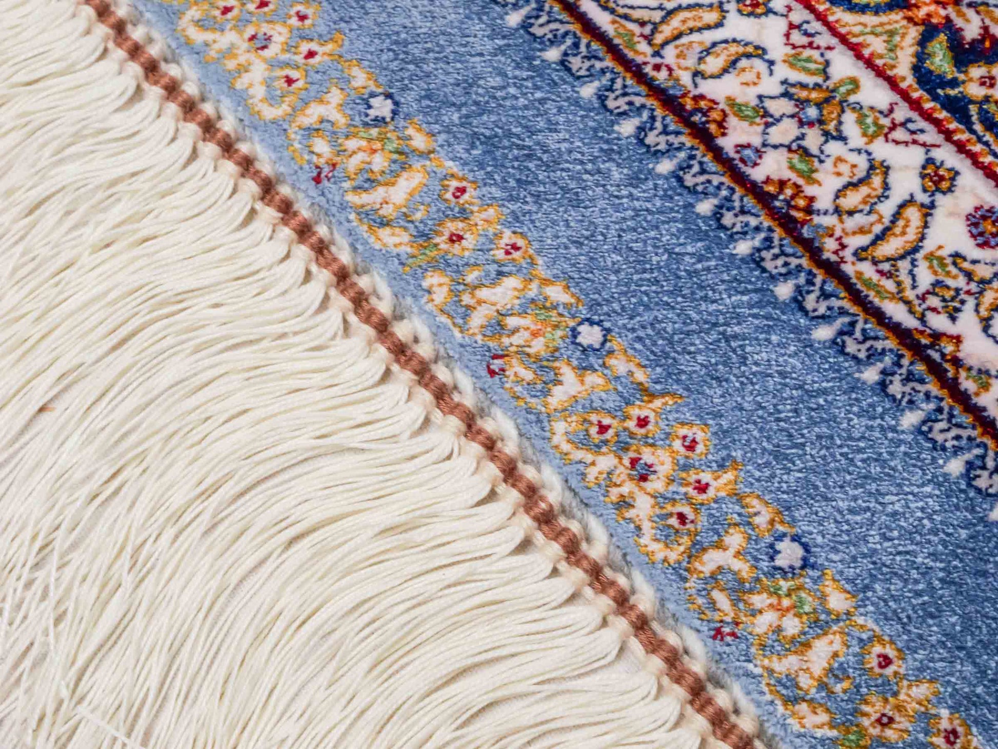 Ghom Maschinenteppich "Bijan" 150 x 100 cm aus pflanzlicher Seide (Viskose) mit Medaillon, Hellblau / Blau. Teppichnummer: V16BN150H. Persian Luxury Collection by Khademi. Made in Iran / Persia – Vertrieb durch JUPITER Intl.