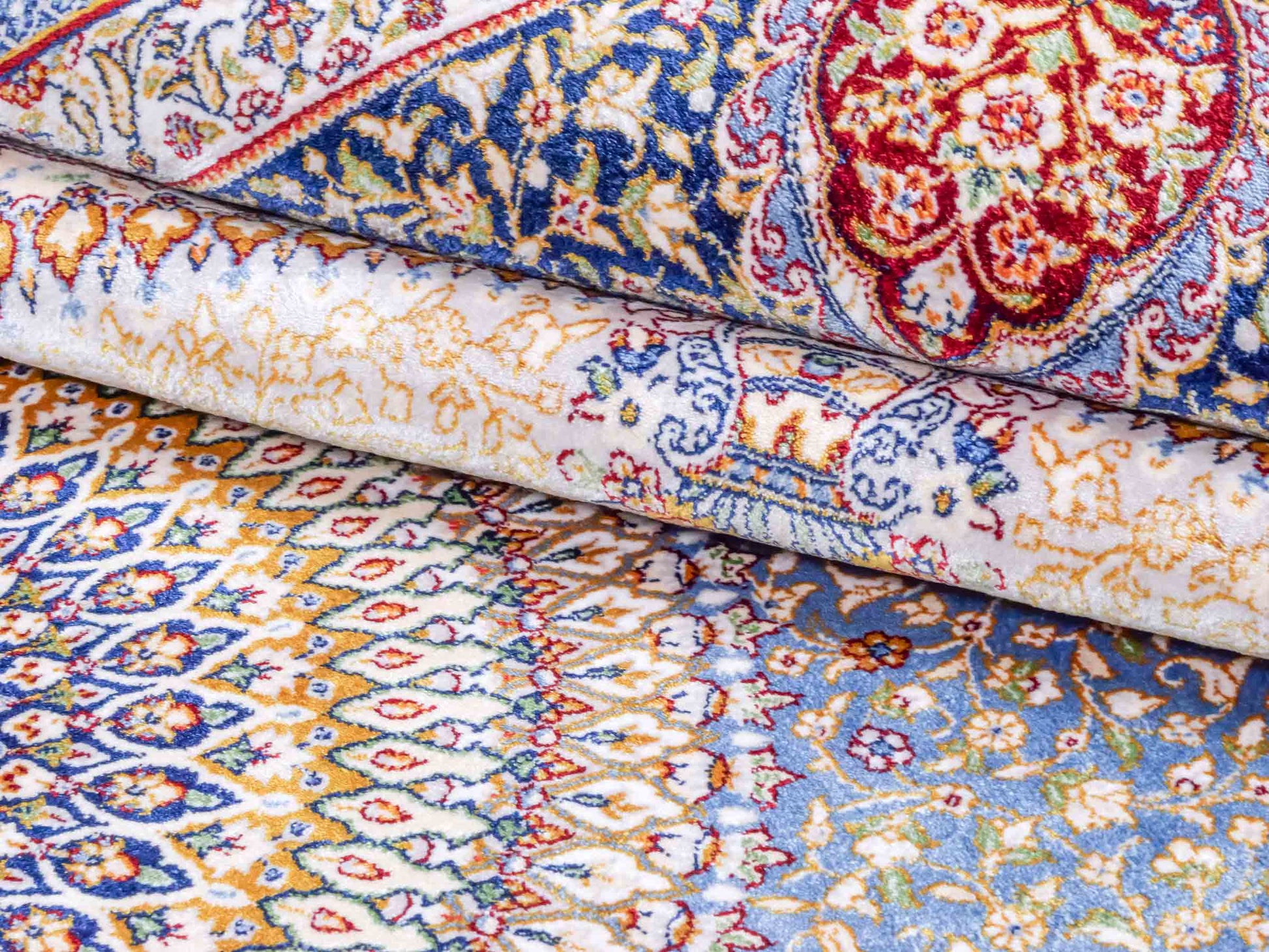Ghom Maschinenteppich "Bijan" 150 x 100 cm aus pflanzlicher Seide (Viskose) mit Medaillon, Hellblau / Blau. Teppichnummer: V16BN150H. Persian Luxury Collection by Khademi. Made in Iran / Persia – Vertrieb durch JUPITER Intl.