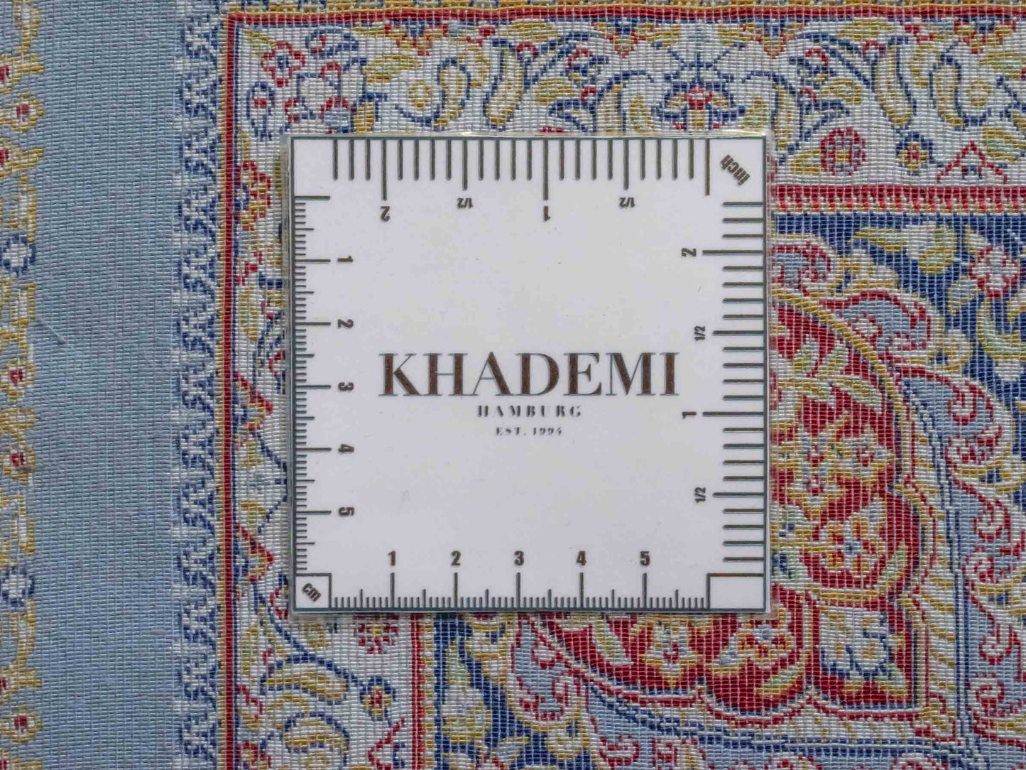 Ghom Maschinenteppich "Bijan" 150 x 100 cm aus pflanzlicher Seide (Viskose) mit Medaillon, Hellblau / Blau. Teppichnummer: V16BN150H. Persian Luxury Collection by Khademi. Made in Iran / Persia – Vertrieb durch JUPITER Intl.
