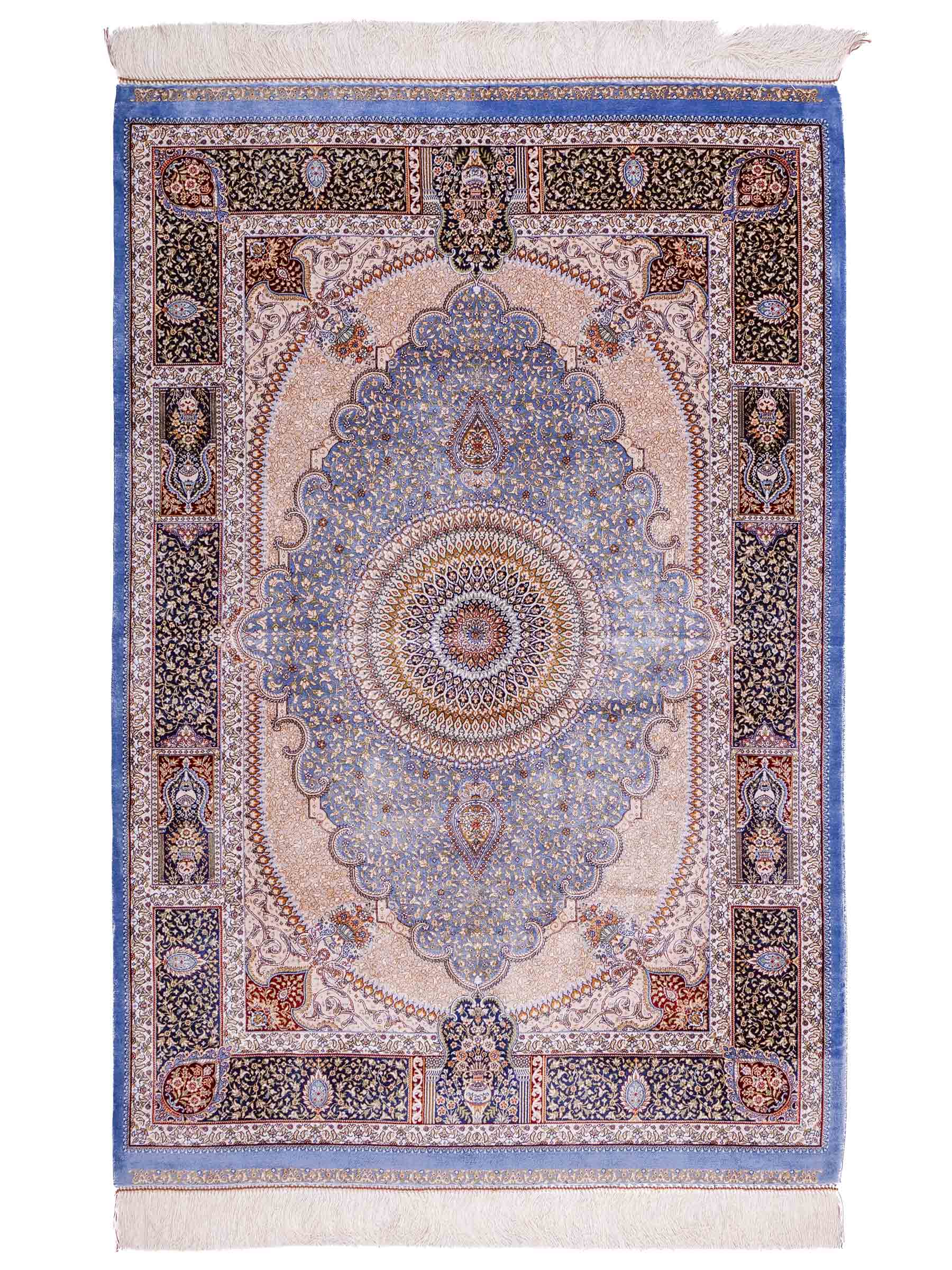 Ghom Maschinenteppich "Bijan" 150 x 100 cm aus pflanzlicher Seide (Viskose) mit Medaillon, Hellblau / Blau. Teppichnummer: V16BN150H. Persian Luxury Collection by Khademi. Made in Iran / Persia – Vertrieb durch JUPITER Intl.
