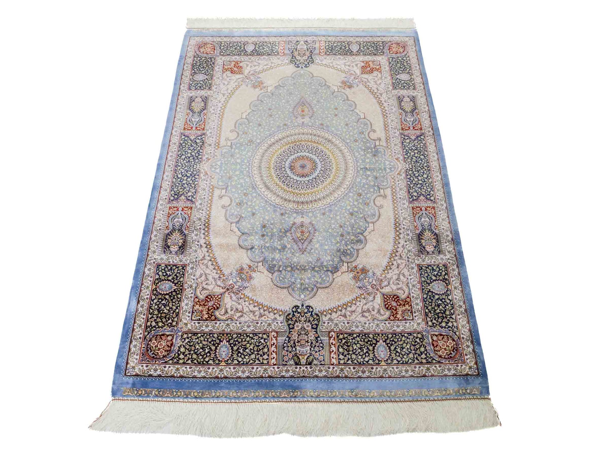 Ghom Maschinenteppich "Bijan" 150 x 100 cm aus pflanzlicher Seide (Viskose) mit Medaillon, Hellblau / Blau. Teppichnummer: V16BN150H. Persian Luxury Collection by Khademi. Made in Iran / Persia – Vertrieb durch JUPITER Intl.
