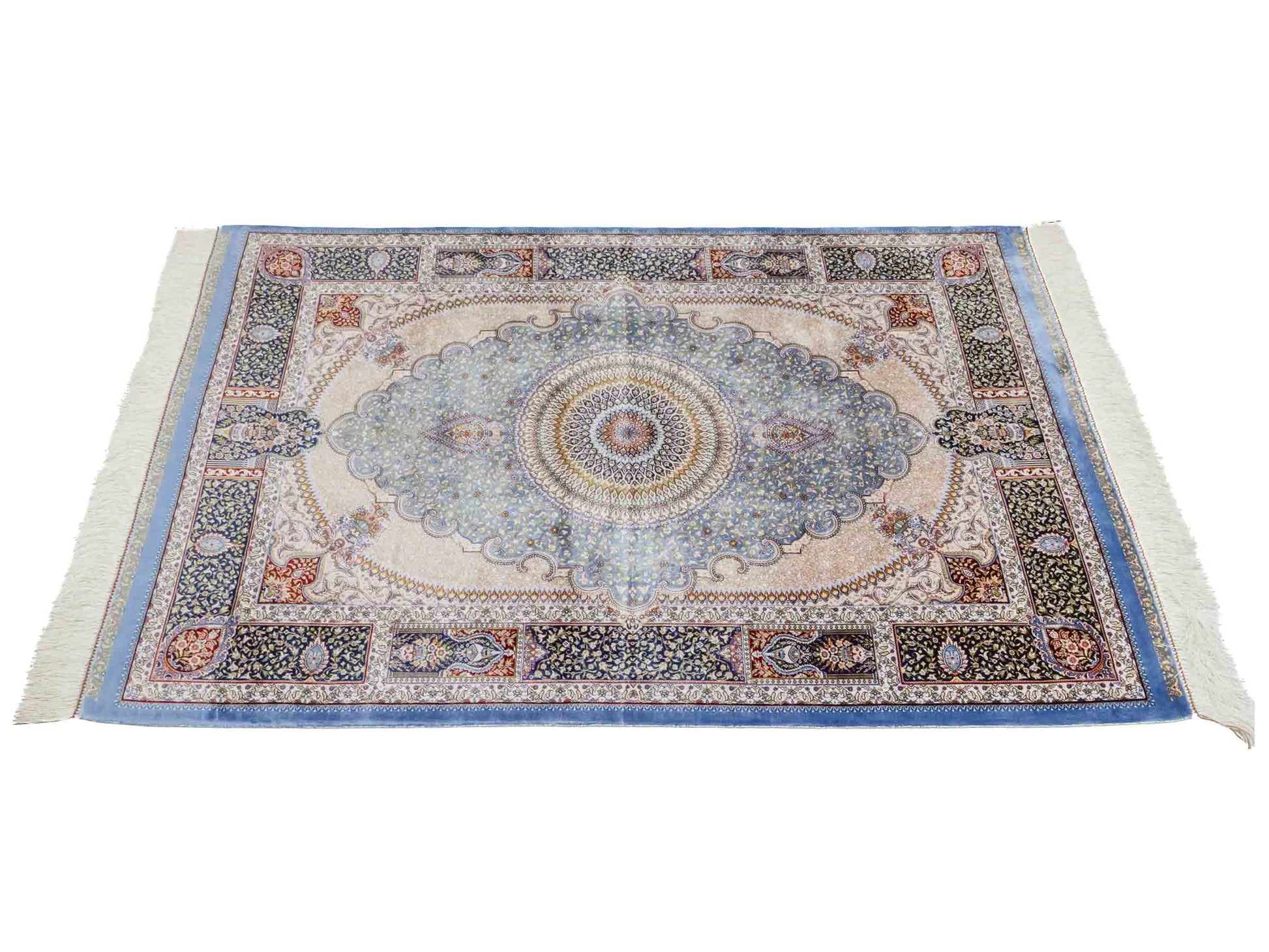 Ghom Maschinenteppich "Bijan" 150 x 100 cm aus pflanzlicher Seide (Viskose) mit Medaillon, Hellblau / Blau. Teppichnummer: V16BN150H. Persian Luxury Collection by Khademi. Made in Iran / Persia – Vertrieb durch JUPITER Intl.