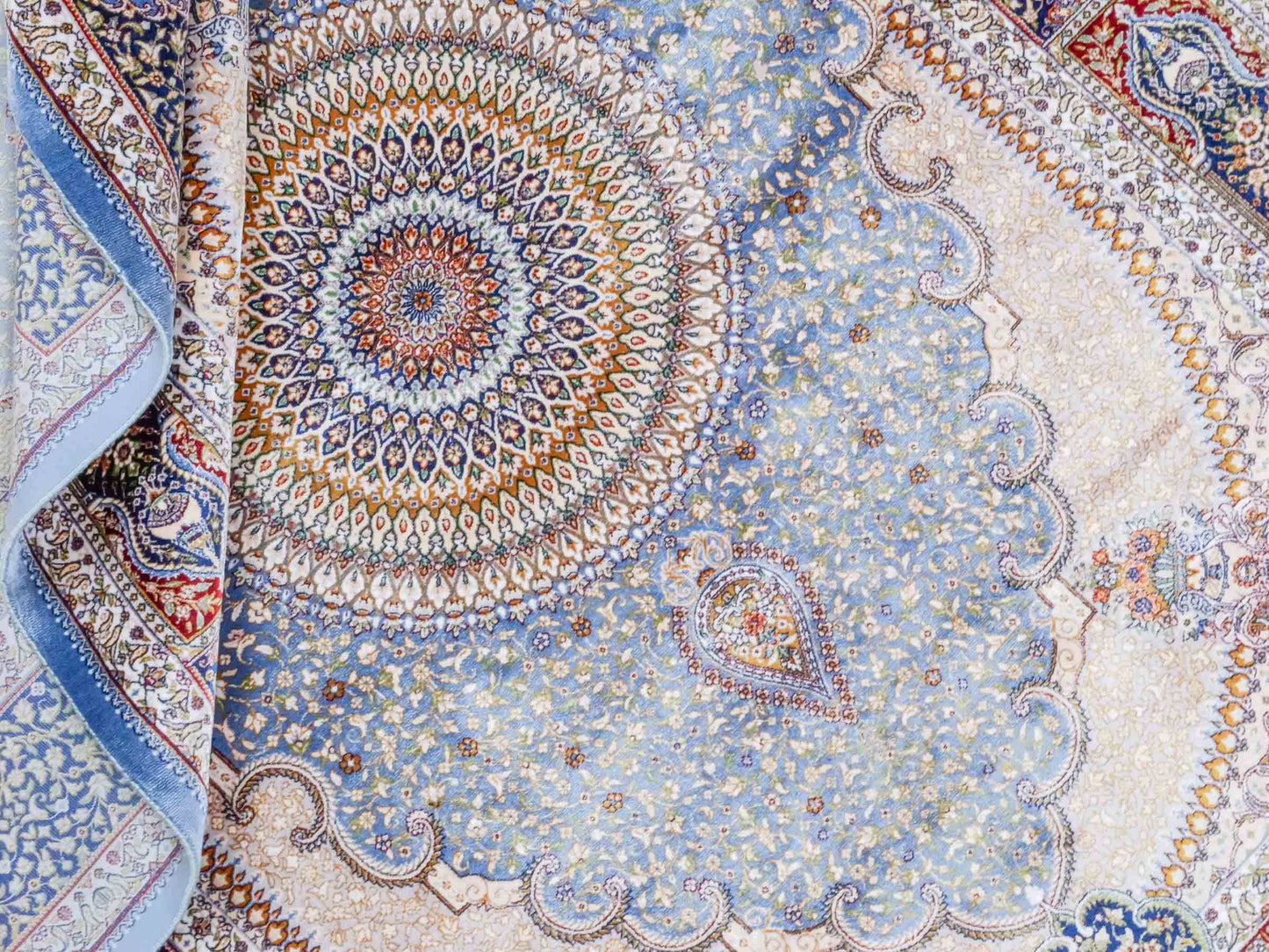 Ghom Maschinenteppich "Bijan" 150 x 100 cm aus pflanzlicher Seide (Viskose) mit Medaillon, Hellblau / Blau. Teppichnummer: V16BN150H. Persian Luxury Collection by Khademi. Made in Iran / Persia – Vertrieb durch JUPITER Intl.