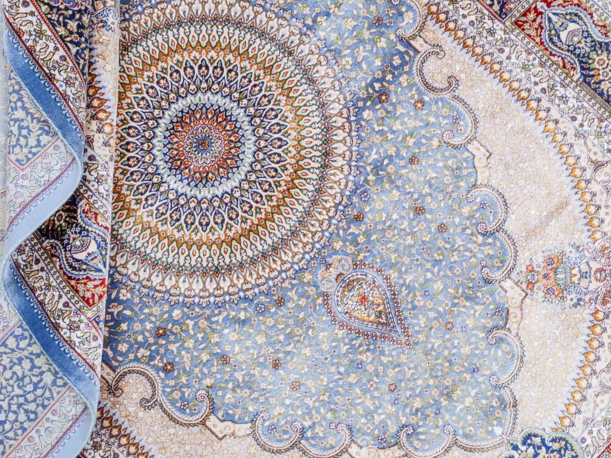 Ghom Maschinenteppich "Bijan" 150 x 100 cm aus pflanzlicher Seide (Viskose) mit Medaillon, Hellblau / Blau. Teppichnummer: V16BN150H. Persian Luxury Collection by Khademi. Made in Iran / Persia – Vertrieb durch JUPITER Intl.