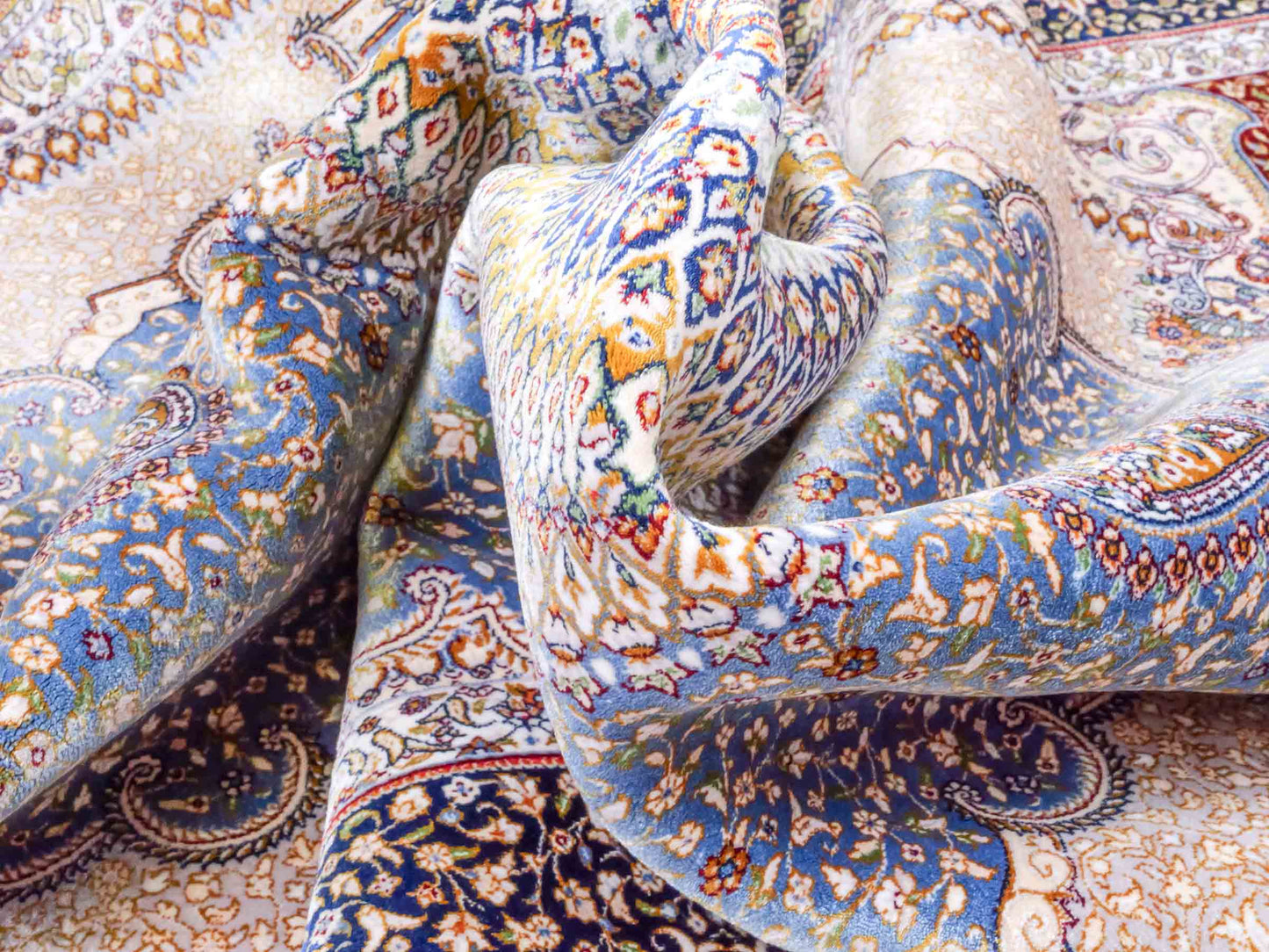 Ghom Maschinenteppich "Bijan" 150 x 100 cm aus pflanzlicher Seide (Viskose) mit Medaillon, Hellblau / Blau. Teppichnummer: V16BN150H. Persian Luxury Collection by Khademi. Made in Iran / Persia – Vertrieb durch JUPITER Intl.