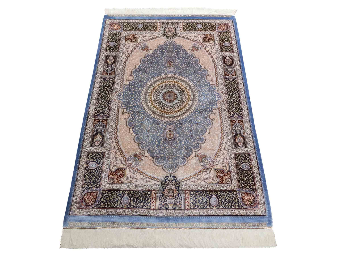 Ghom Maschinenteppich "Bijan" 150 x 100 cm aus pflanzlicher Seide (Viskose) mit Medaillon, Hellblau / Blau. Teppichnummer: V16BN150H. Persian Luxury Collection by Khademi. Made in Iran / Persia – Vertrieb durch JUPITER Intl.
