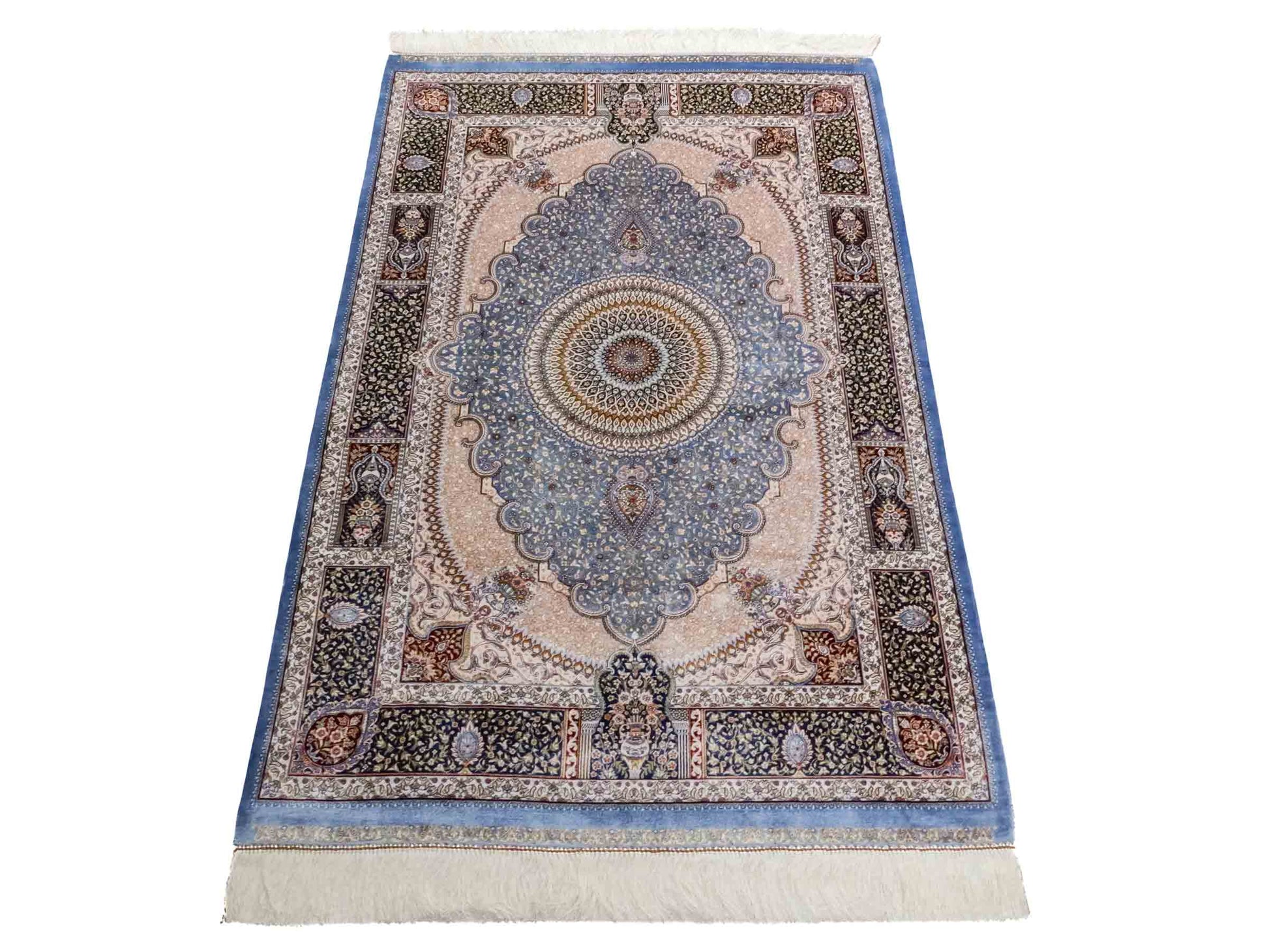 Ghom Maschinenteppich "Bijan" 150 x 100 cm aus pflanzlicher Seide (Viskose) mit Medaillon, Hellblau / Blau. Teppichnummer: V16BN150H. Persian Luxury Collection by Khademi. Made in Iran / Persia – Vertrieb durch JUPITER Intl.