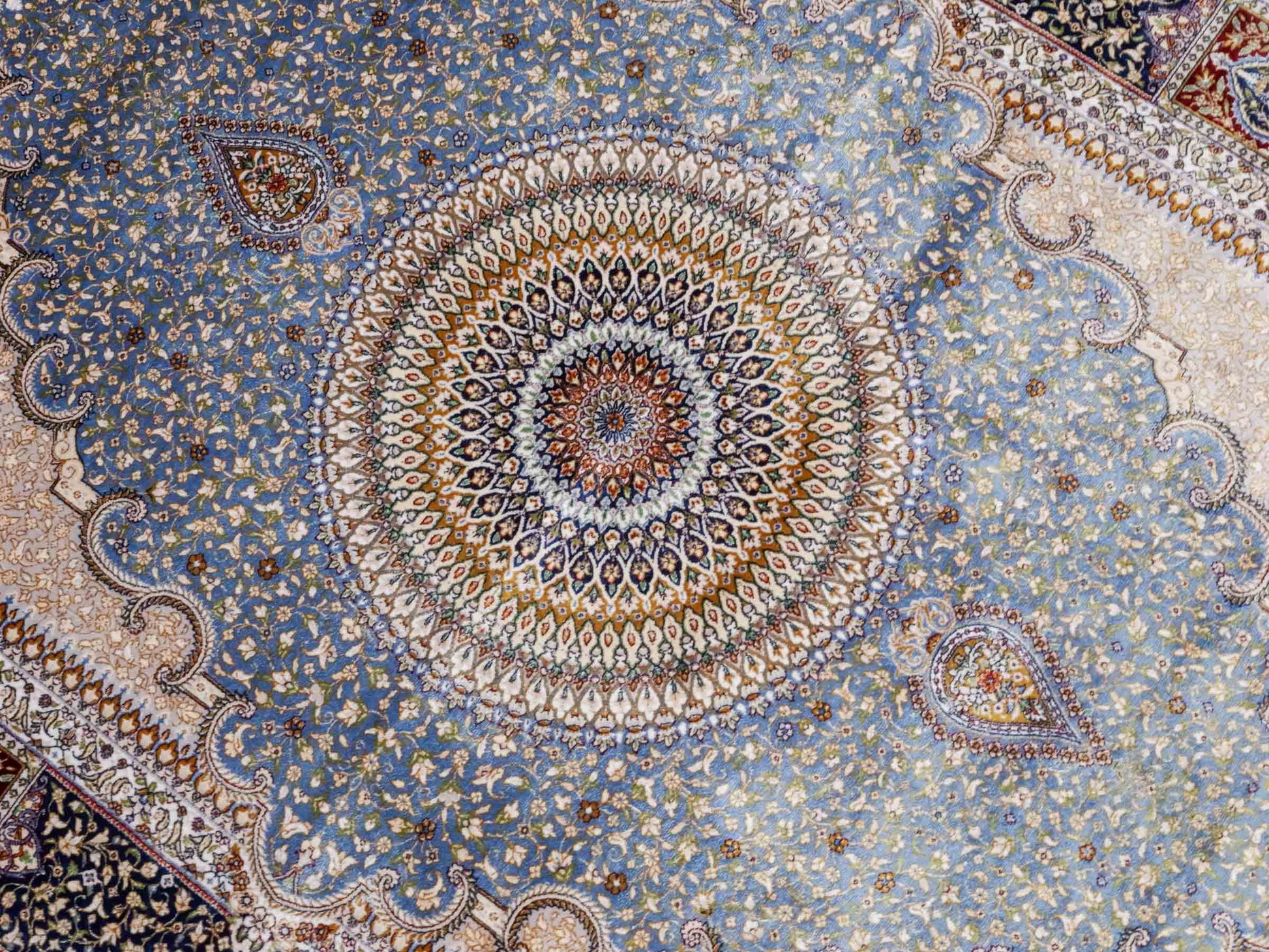 Ghom Maschinenteppich "Bijan" 150 x 100 cm aus pflanzlicher Seide (Viskose) mit Medaillon, Hellblau / Blau. Teppichnummer: V16BN150H. Persian Luxury Collection by Khademi. Made in Iran / Persia – Vertrieb durch JUPITER Intl.