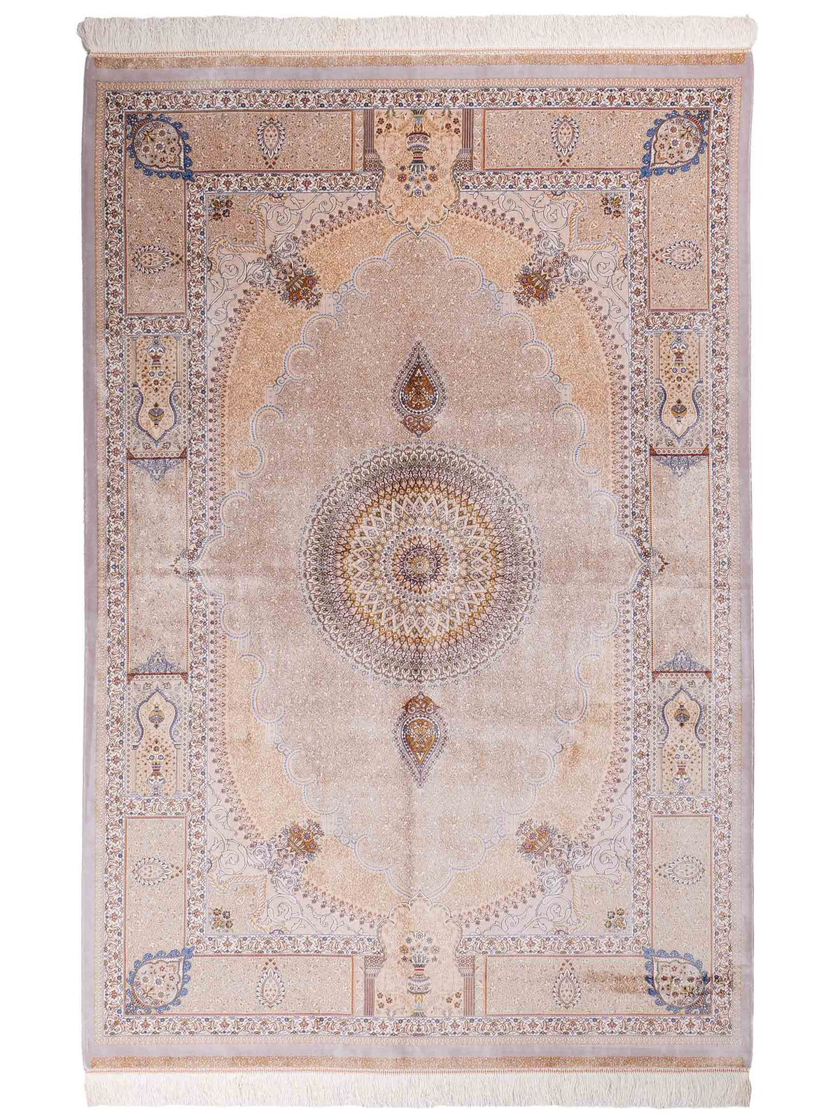 Ghom Maschinenteppich "Bijan" 225 x 150 cm, mit Medaillon, aus pflanzlicher Seide (Viskose), Silber-Grau-Gold. Teppichnummer: V16SV338H. Persian Luxury Collection by Khademi. Made in Iran / Persia – Vertrieb durch JUPITER Intl.