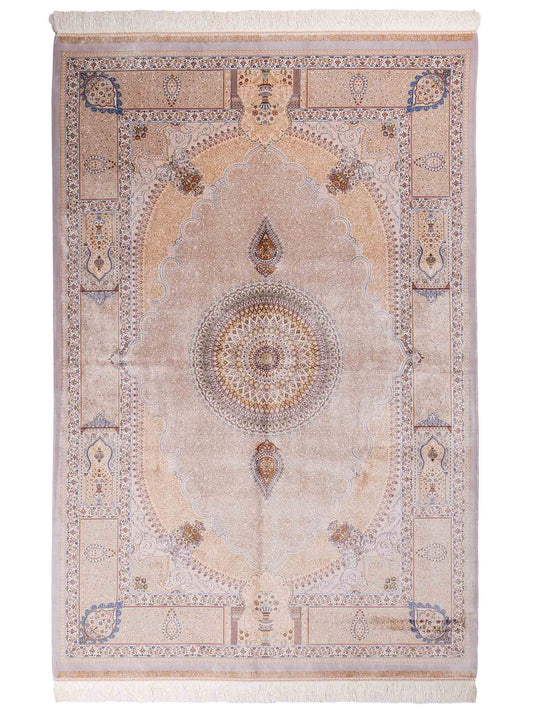 Ghom Maschinenteppich "Bijan" 225 x 150 cm, mit Medaillon, aus pflanzlicher Seide (Viskose), Silber-Grau-Gold. Teppichnummer: V16SV338H. Persian Luxury Collection by Khademi. Made in Iran / Persia – Vertrieb durch JUPITER Intl.