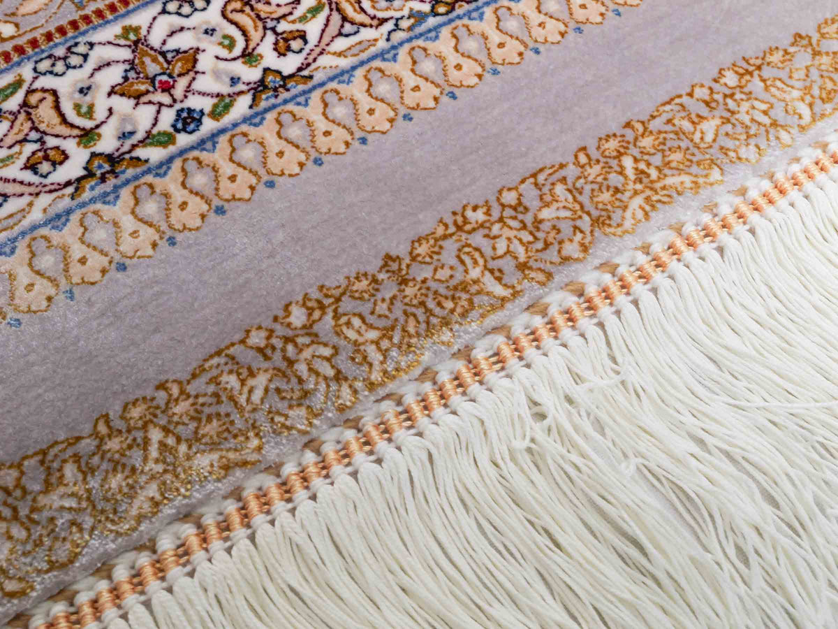 Ghom Maschinenteppich "Bijan" 225 x 150 cm, durchgemustert, aus pflanzlicher Seide (Viskose), Silber-Grau-Gold. Teppichnummer: V16SV338H. Persian Luxury Collection by Khademi. Made in Iran / Persia – Vertrieb durch JUPITER Intl.