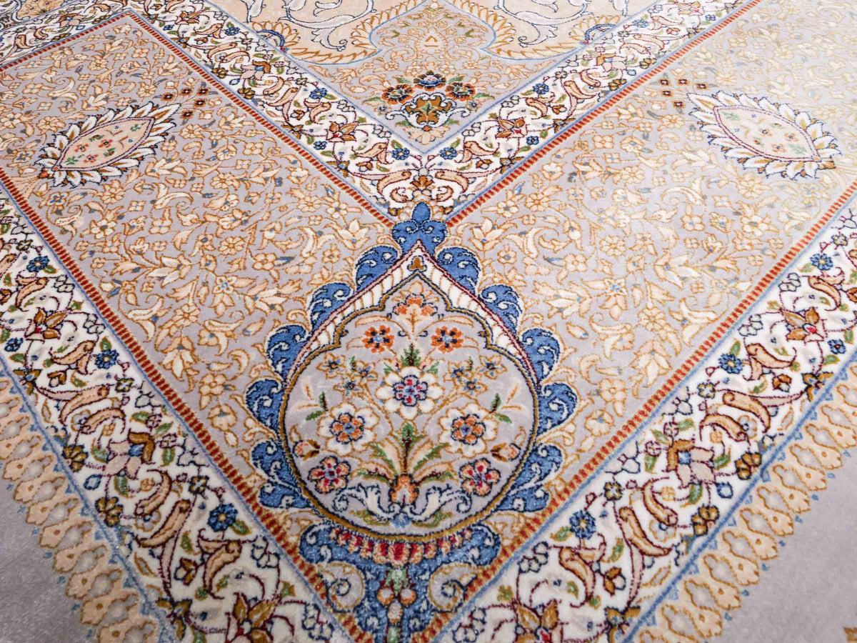 Ghom Maschinenteppich "Bijan" 225 x 150 cm, durchgemustert, aus pflanzlicher Seide (Viskose), Silber-Grau-Gold. Teppichnummer: V16SV338H. Persian Luxury Collection by Khademi. Made in Iran / Persia – Vertrieb durch JUPITER Intl.