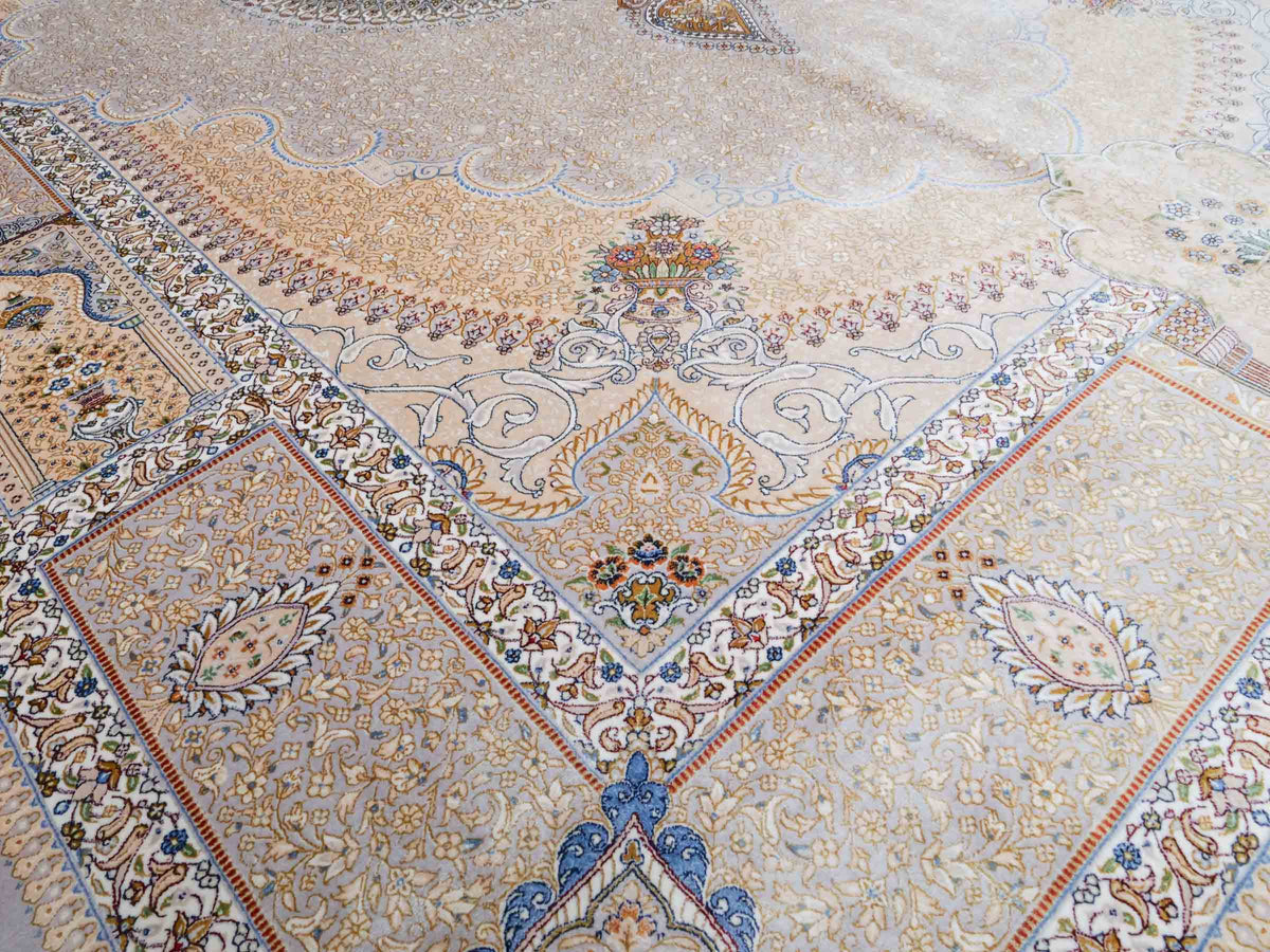 Ghom Maschinenteppich "Bijan" 225 x 150 cm, durchgemustert, aus pflanzlicher Seide (Viskose), Silber-Grau-Gold. Teppichnummer: V16SV338H. Persian Luxury Collection by Khademi. Made in Iran / Persia – Vertrieb durch JUPITER Intl.