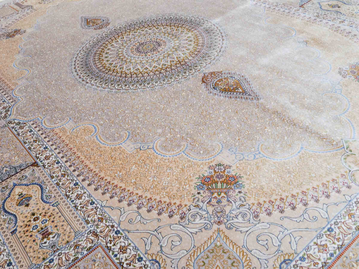 Ghom Maschinenteppich "Bijan" 225 x 150 cm, durchgemustert, aus pflanzlicher Seide (Viskose), Silber-Grau-Gold. Teppichnummer: V16SV338H. Persian Luxury Collection by Khademi. Made in Iran / Persia – Vertrieb durch JUPITER Intl.