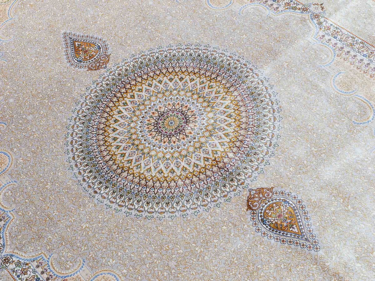 Ghom Maschinenteppich "Bijan" 225 x 150 cm, durchgemustert, aus pflanzlicher Seide (Viskose), Silber-Grau-Gold. Teppichnummer: V16SV338H. Persian Luxury Collection by Khademi. Made in Iran / Persia – Vertrieb durch JUPITER Intl.