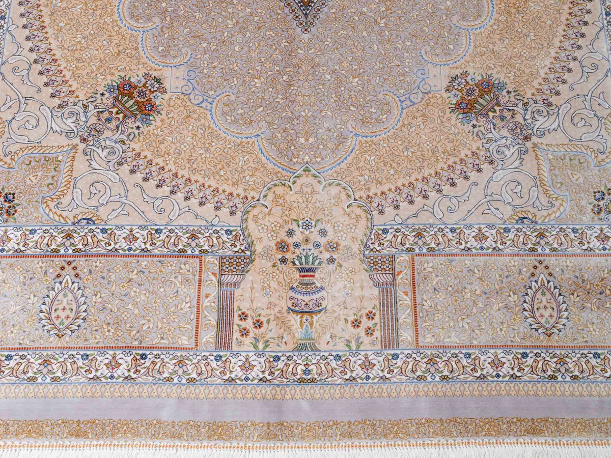 Ghom Maschinenteppich "Bijan" 225 x 150 cm, durchgemustert, aus pflanzlicher Seide (Viskose), Silber-Grau-Gold. Teppichnummer: V16SV338H. Persian Luxury Collection by Khademi. Made in Iran / Persia – Vertrieb durch JUPITER Intl.