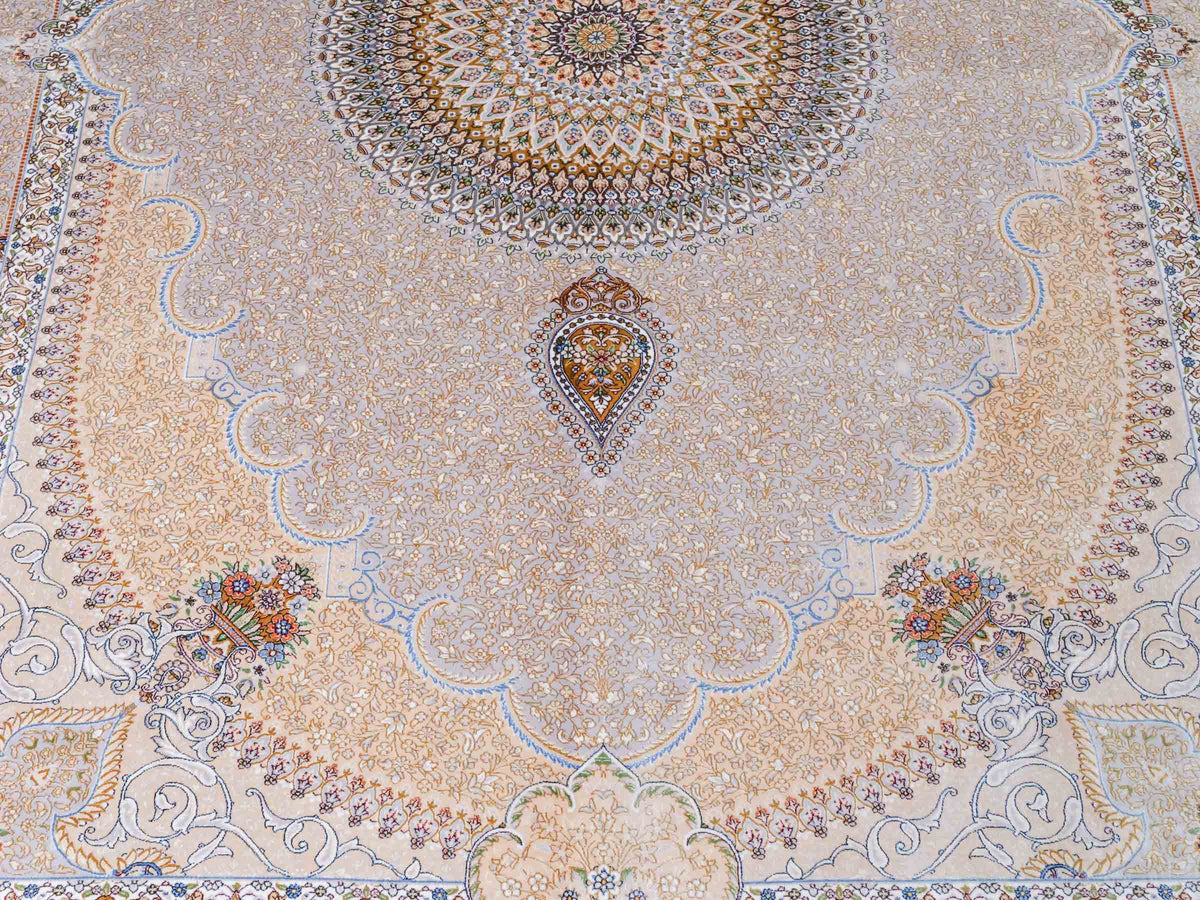Ghom Maschinenteppich "Bijan" 225 x 150 cm, durchgemustert, aus pflanzlicher Seide (Viskose), Silber-Grau-Gold. Teppichnummer: V16SV338H. Persian Luxury Collection by Khademi. Made in Iran / Persia – Vertrieb durch JUPITER Intl.