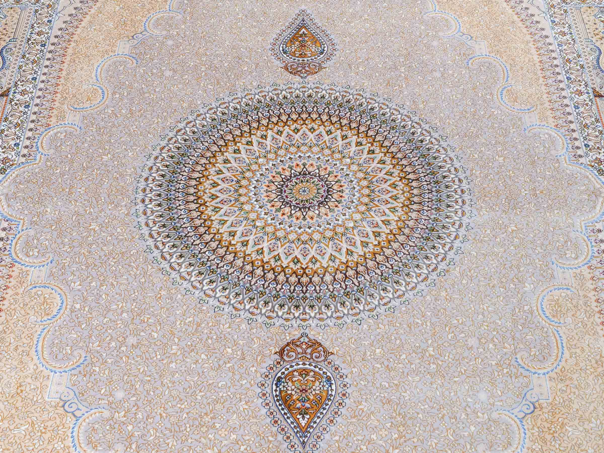 Ghom Maschinenteppich "Bijan" 225 x 150 cm, durchgemustert, aus pflanzlicher Seide (Viskose), Silber-Grau-Gold. Teppichnummer: V16SV338H. Persian Luxury Collection by Khademi. Made in Iran / Persia – Vertrieb durch JUPITER Intl.