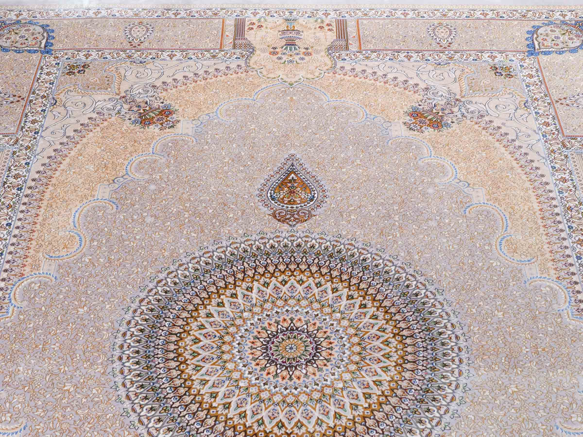 Ghom Maschinenteppich "Bijan" 225 x 150 cm, durchgemustert, aus pflanzlicher Seide (Viskose), Silber-Grau-Gold. Teppichnummer: V16SV338H. Persian Luxury Collection by Khademi. Made in Iran / Persia – Vertrieb durch JUPITER Intl.