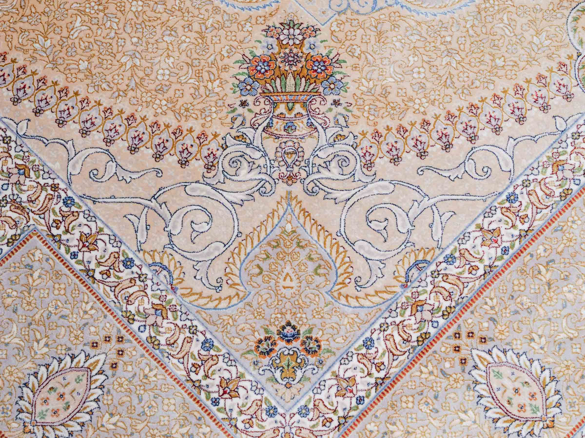 Ghom Maschinenteppich "Bijan" 225 x 150 cm, durchgemustert, aus pflanzlicher Seide (Viskose), Silber-Grau-Gold. Teppichnummer: V16SV338H. Persian Luxury Collection by Khademi. Made in Iran / Persia – Vertrieb durch JUPITER Intl.