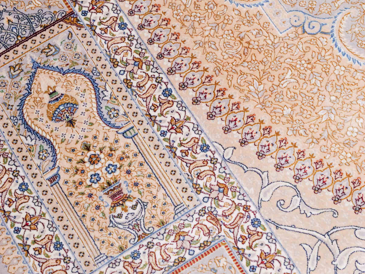 Ghom Maschinenteppich "Bijan" 225 x 150 cm, durchgemustert, aus pflanzlicher Seide (Viskose), Silber-Grau-Gold. Teppichnummer: V16SV338H. Persian Luxury Collection by Khademi. Made in Iran / Persia – Vertrieb durch JUPITER Intl.