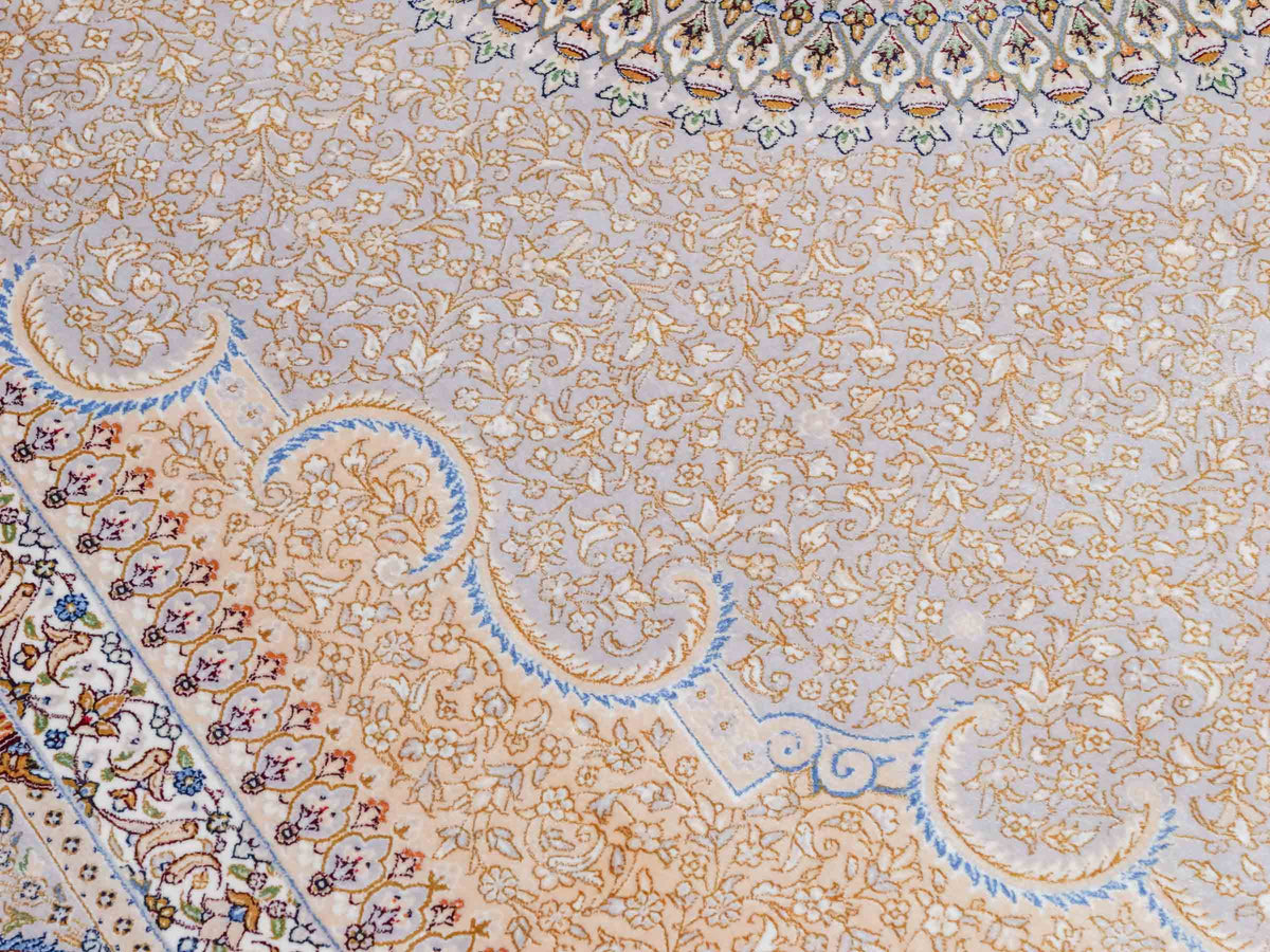 Ghom Maschinenteppich "Bijan" 225 x 150 cm, durchgemustert, aus pflanzlicher Seide (Viskose), Silber-Grau-Gold. Teppichnummer: V16SV338H. Persian Luxury Collection by Khademi. Made in Iran / Persia – Vertrieb durch JUPITER Intl.